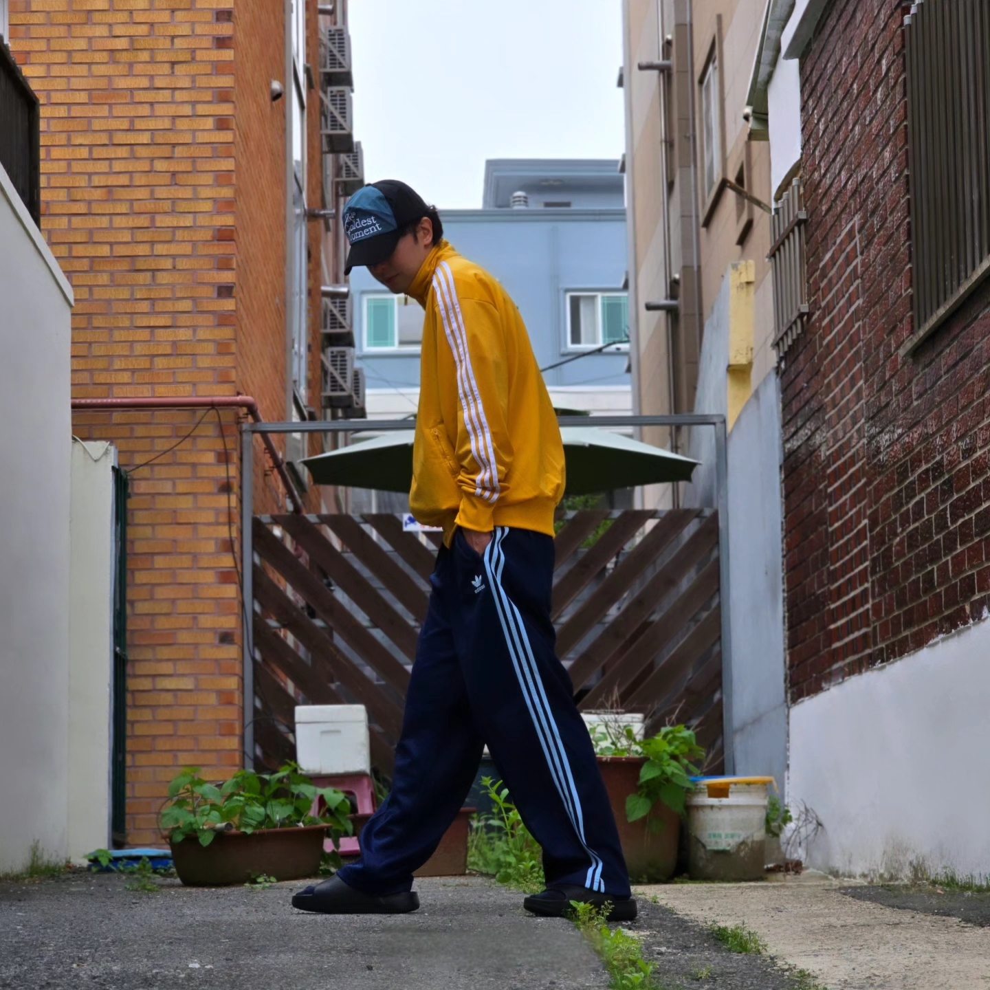 Adidas Originals Adicolor Buggy Fit Firebird Track Pants Night Indigo Clear Sky - KR Sizing, Nike Calm Slide Black 착용 스타일 - 5