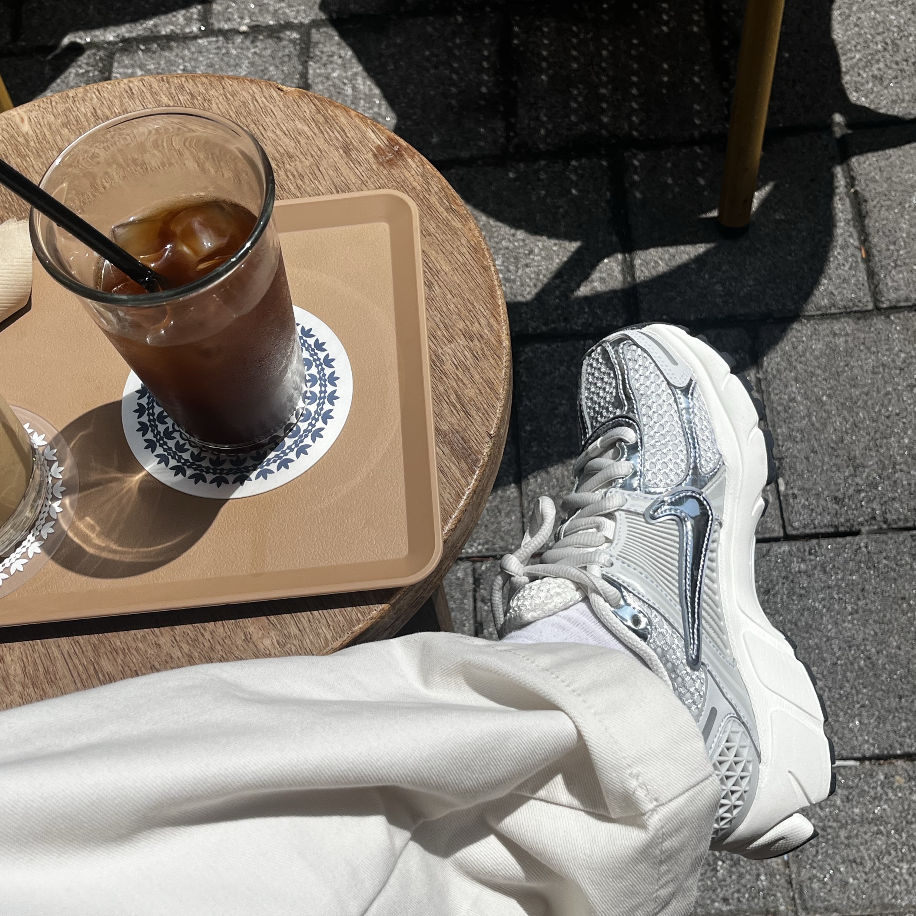 (W) Nike Zoom Vomero 5 Photon Dust and Metallic Silver 착용 스타일