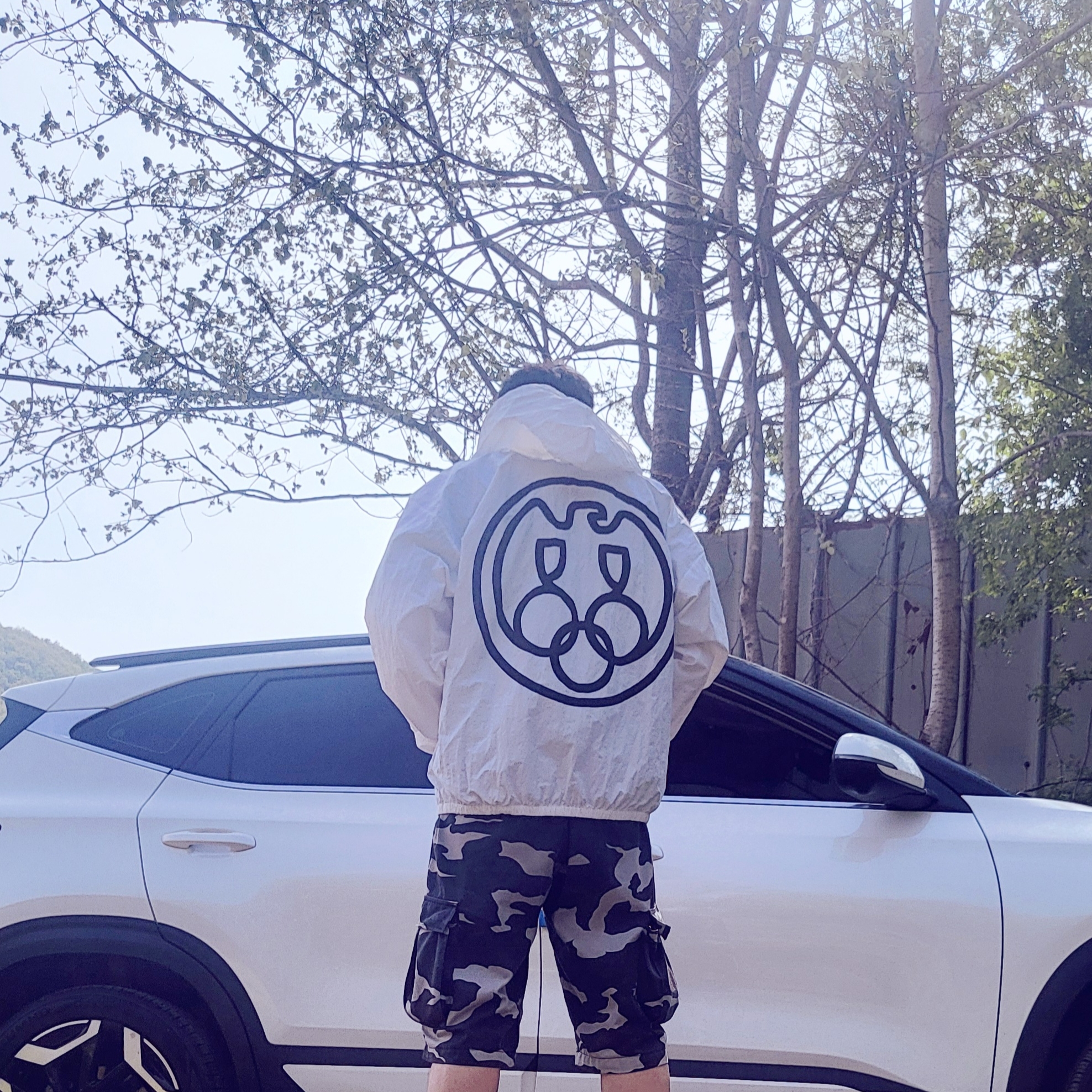 Yeezy x Gosha Rubchinskiy Vulture WB-01 Jacket White, Crocs Echo Marbled Clog Moonlight Multi 착용 스타일 - 6