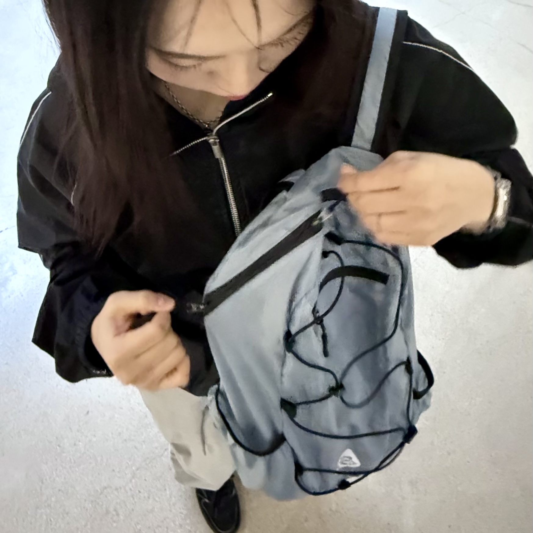 Jordan 1 x Travis Scott Retro Low OG SP Black Phantom, (W) Matin Kim Matin Crop Hoody Coating Jumper Black 착용 스타일 - 5