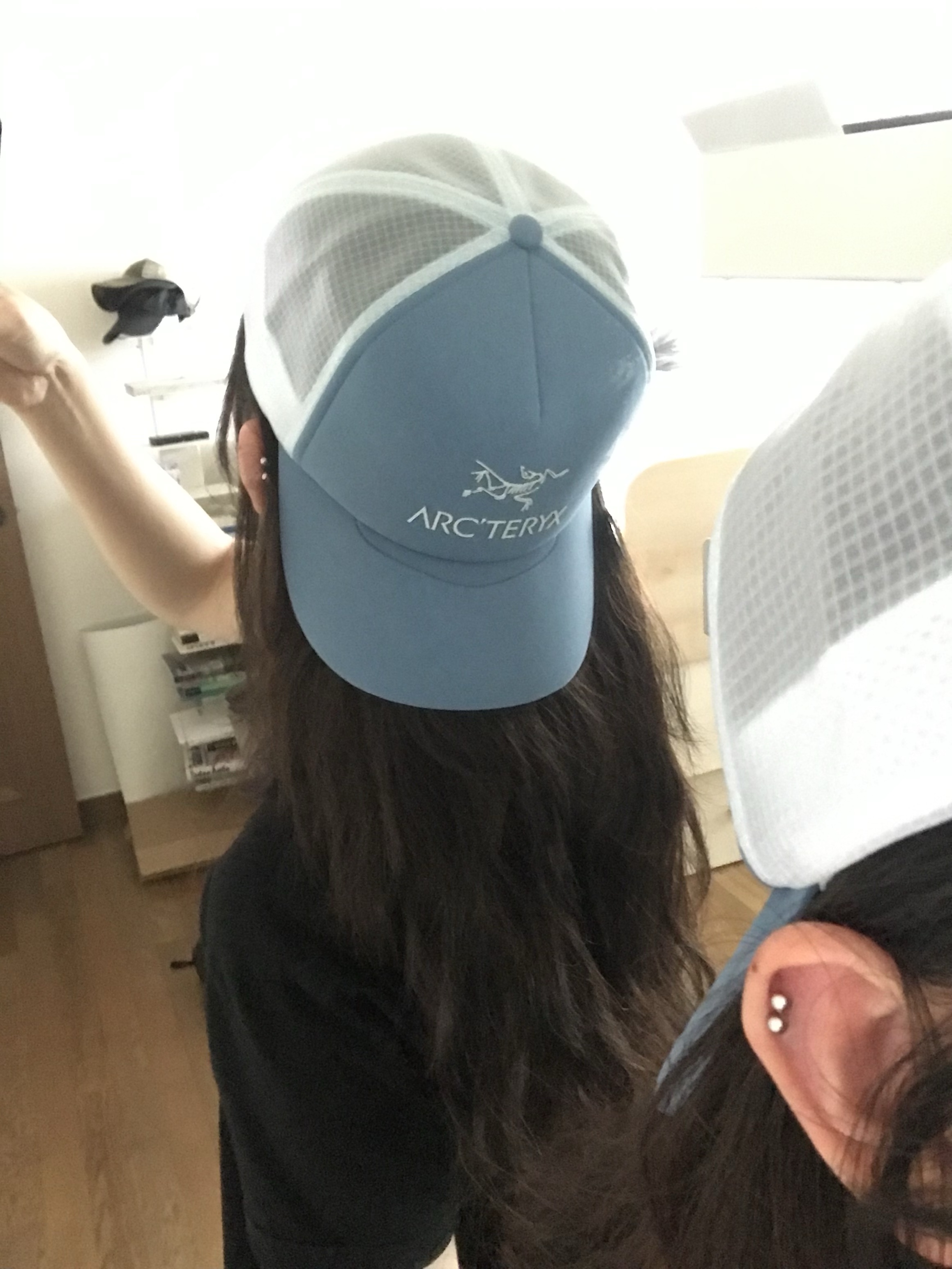 Arc'teryx Bird Word Trucker Curved Hat Black Graphite 착용 스타일