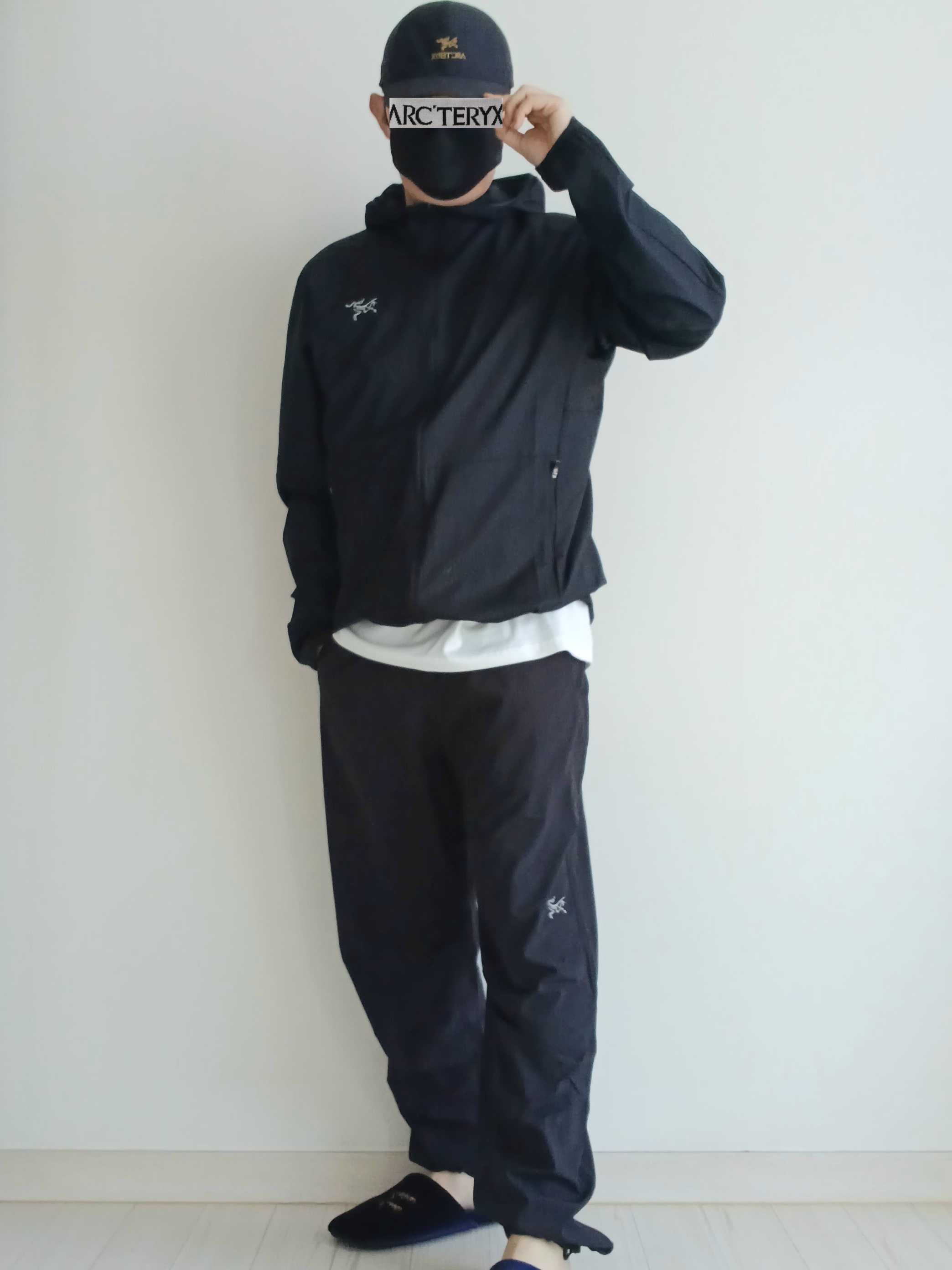 Arc'teryx Bird Word Cap 24K Black, Arc'teryx Kragg SL Cotton Blurred Bird SS T-Shirt White Light Atmos 착용 스타일 - 1