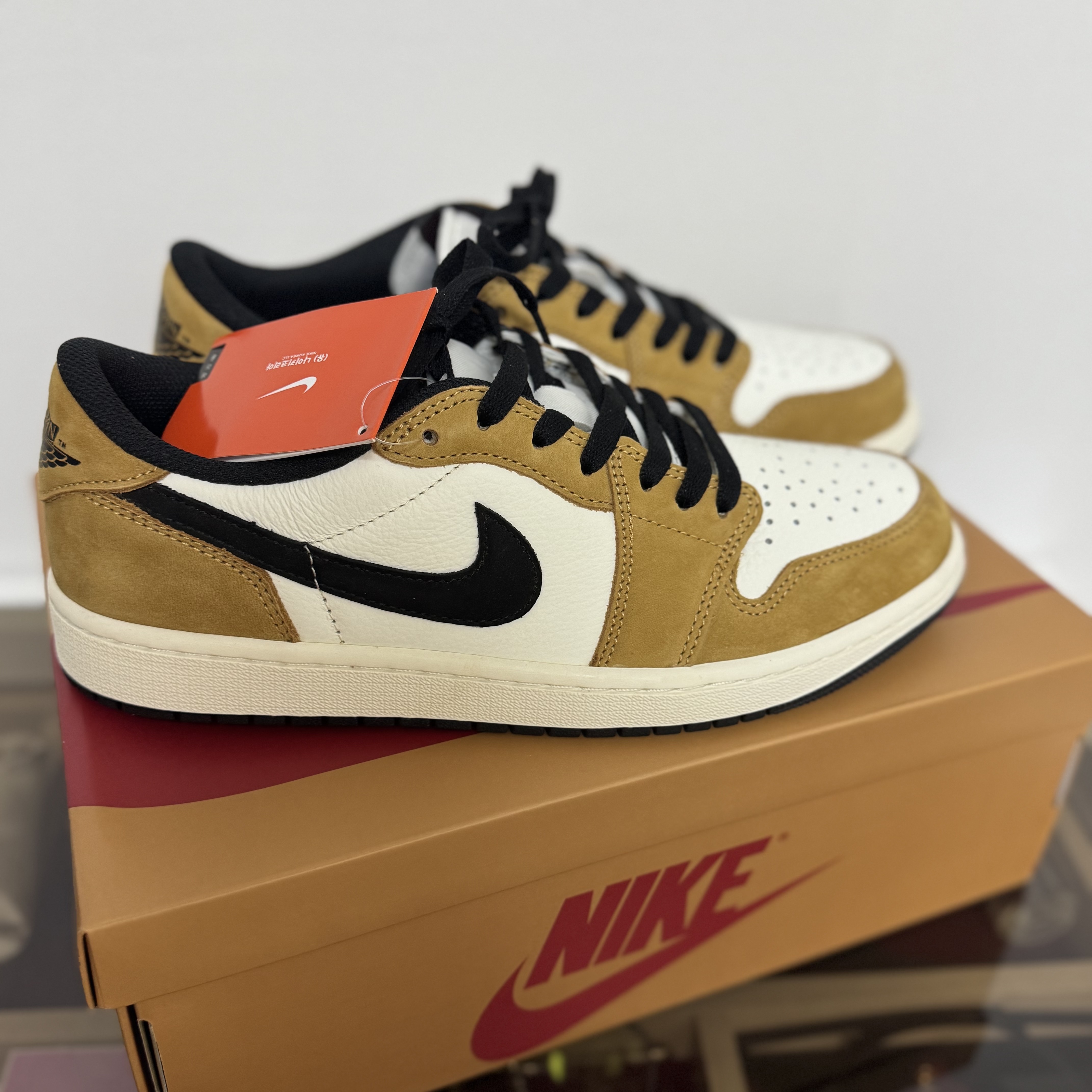 Jordan 1 Low OG Sail and Golden Harvest 착용 스타일 - 2