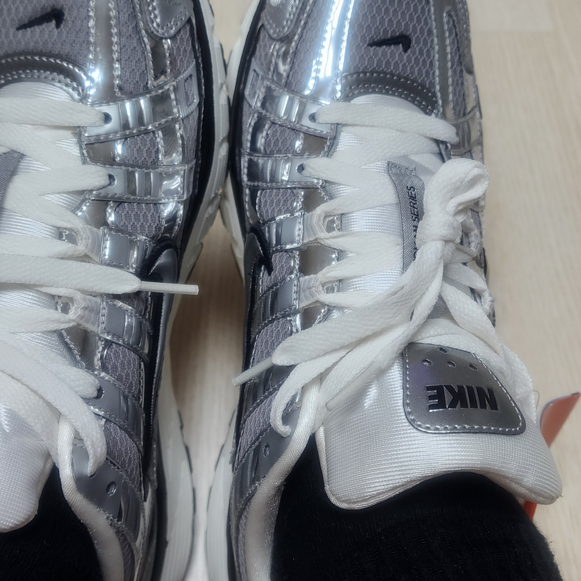 Nike P-6000 Metallic Silver 착용 스타일