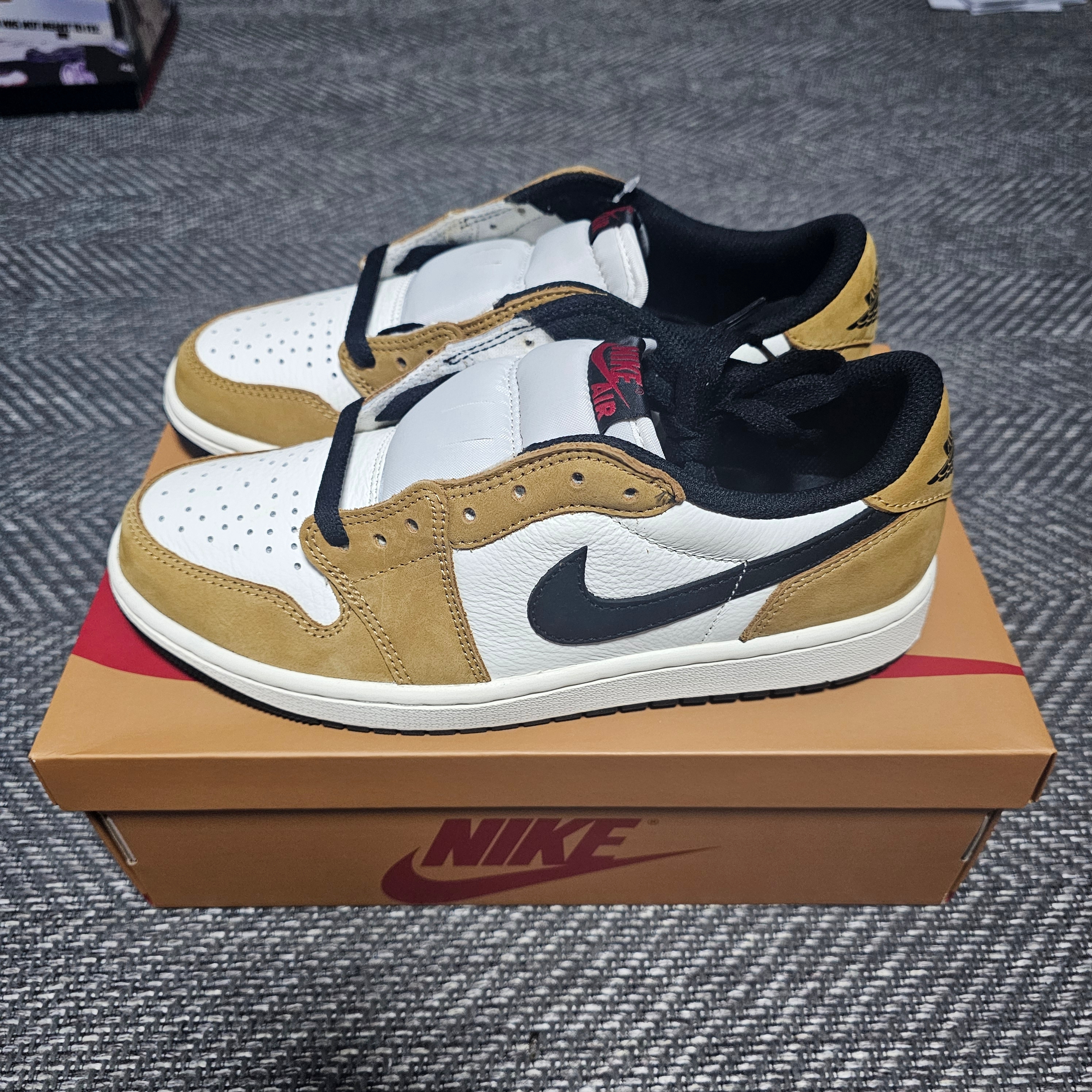 Jordan 1 Low OG Sail and Golden Harvest 착용 스타일 - 1