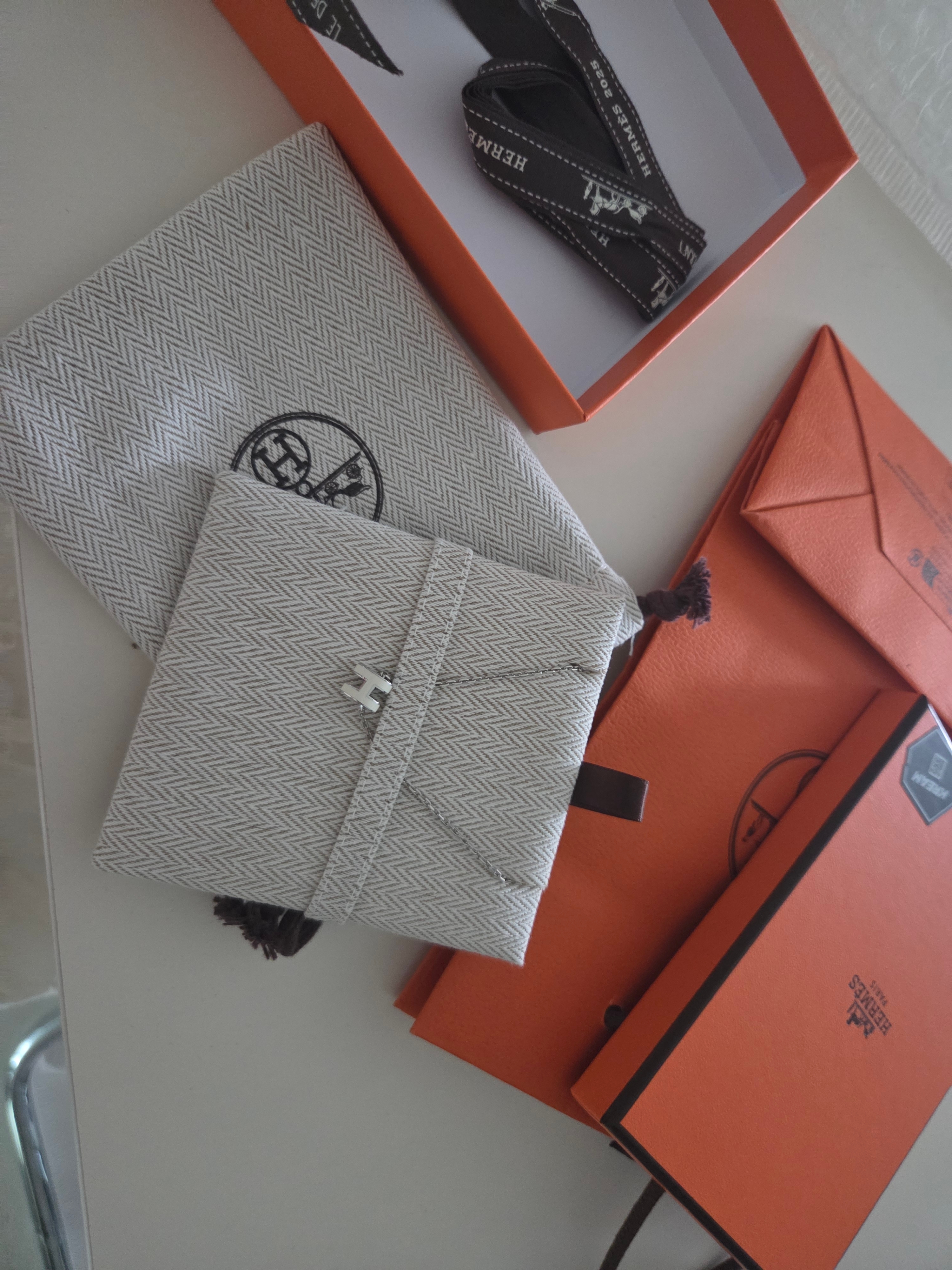 (W) Hermes Mini Pop H Pendant Palladium & Blanc 착용 스타일