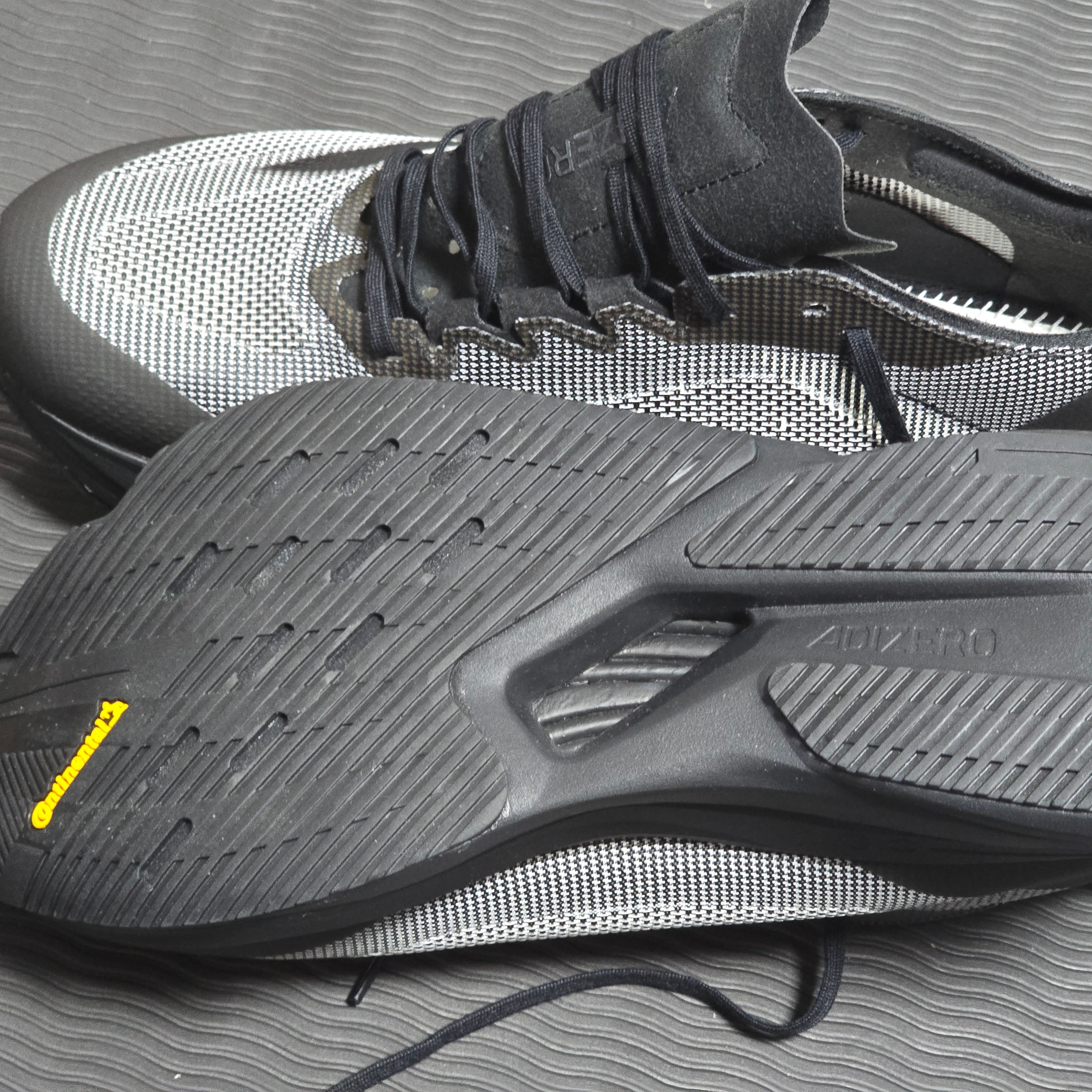 Adidas Adizero Boston 12 Core Black Carbon 착용 스타일 - 2