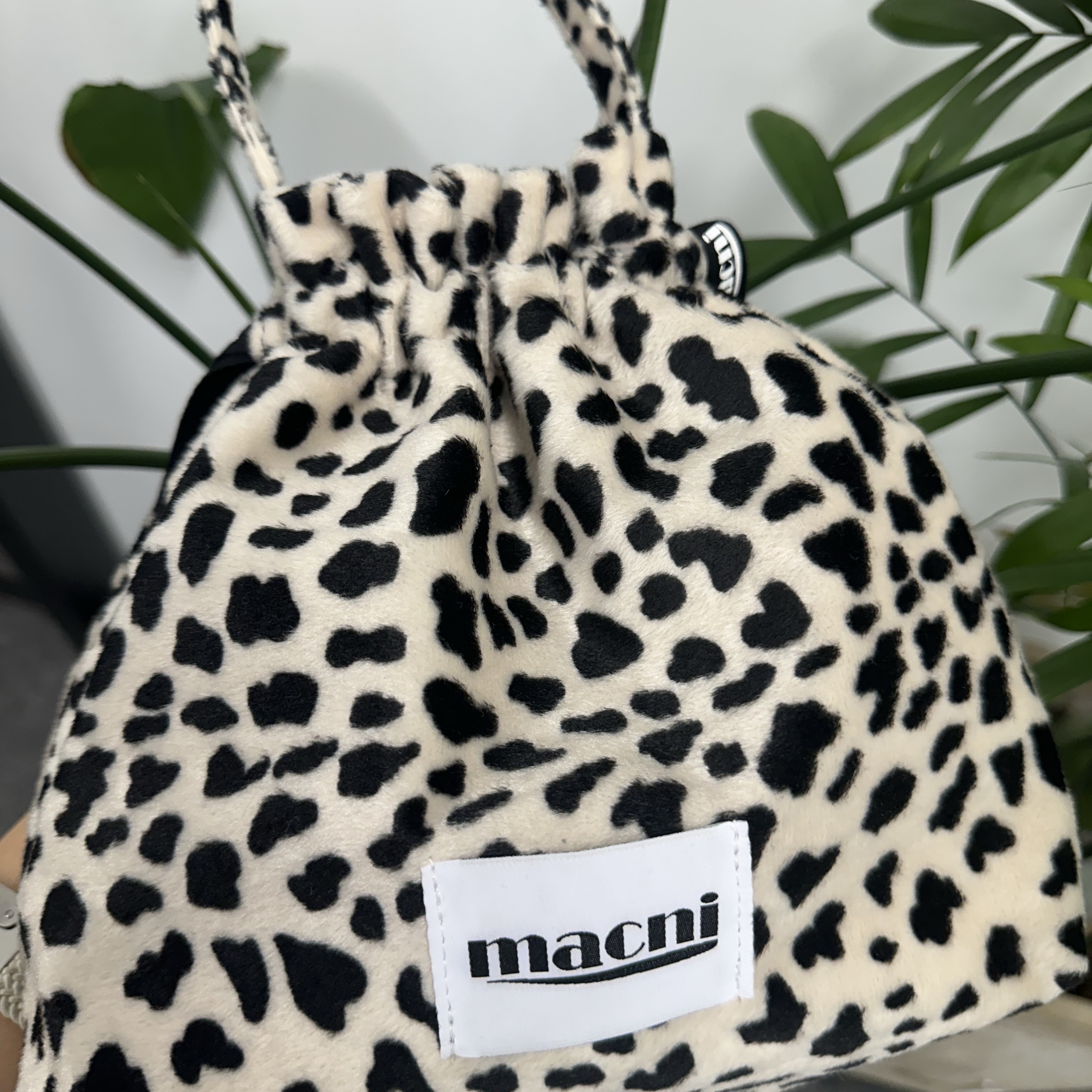 MACNI Leopard String Pouch Bag Beige 착용 스타일 - 1