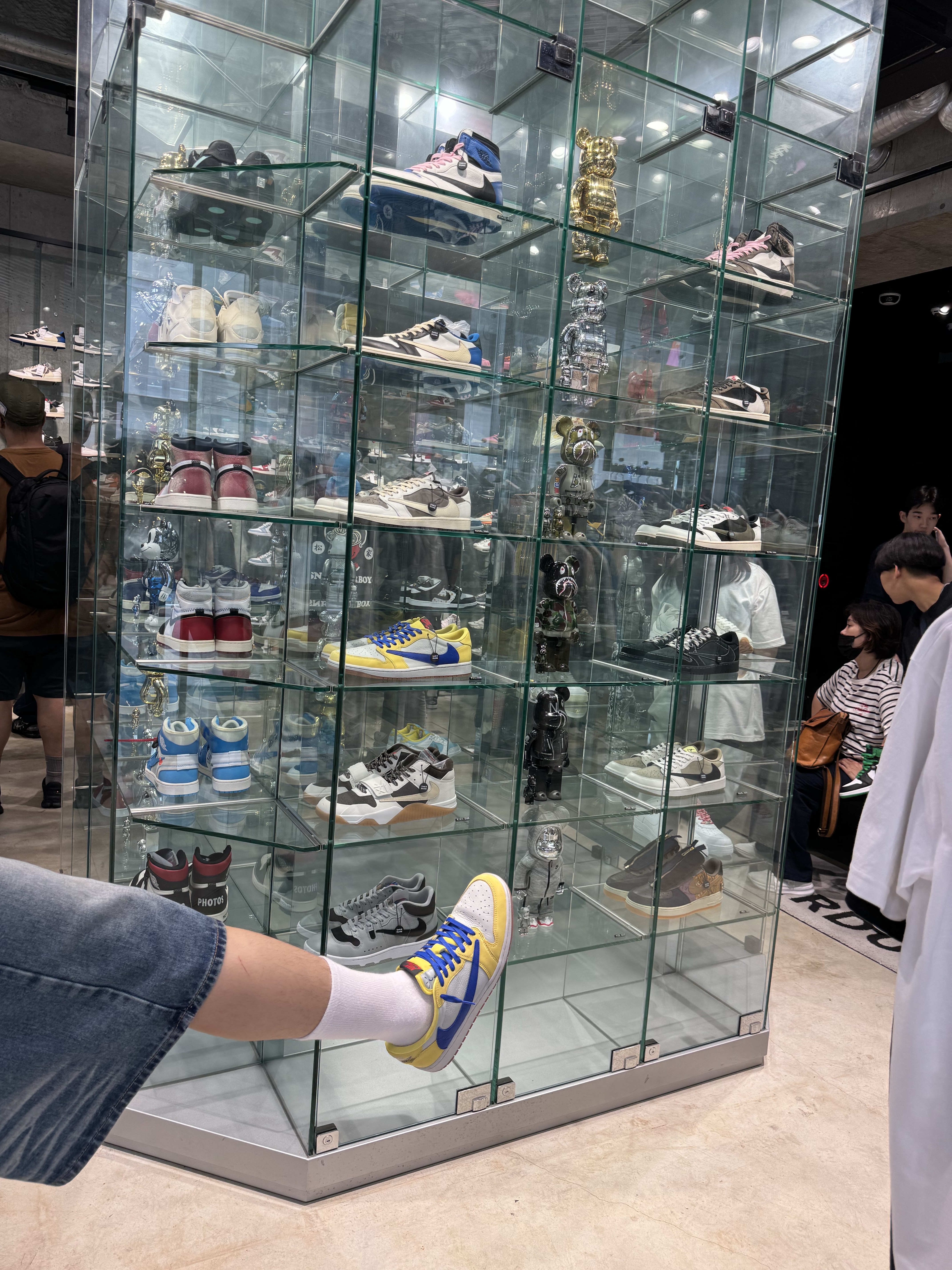 (W) Jordan 1 x Travis Scott Retro Low OG SP Canary, Supreme x MM6 Maison Margiela Box Logo T-Shirt White - 24SS 착용 스타일 - 2