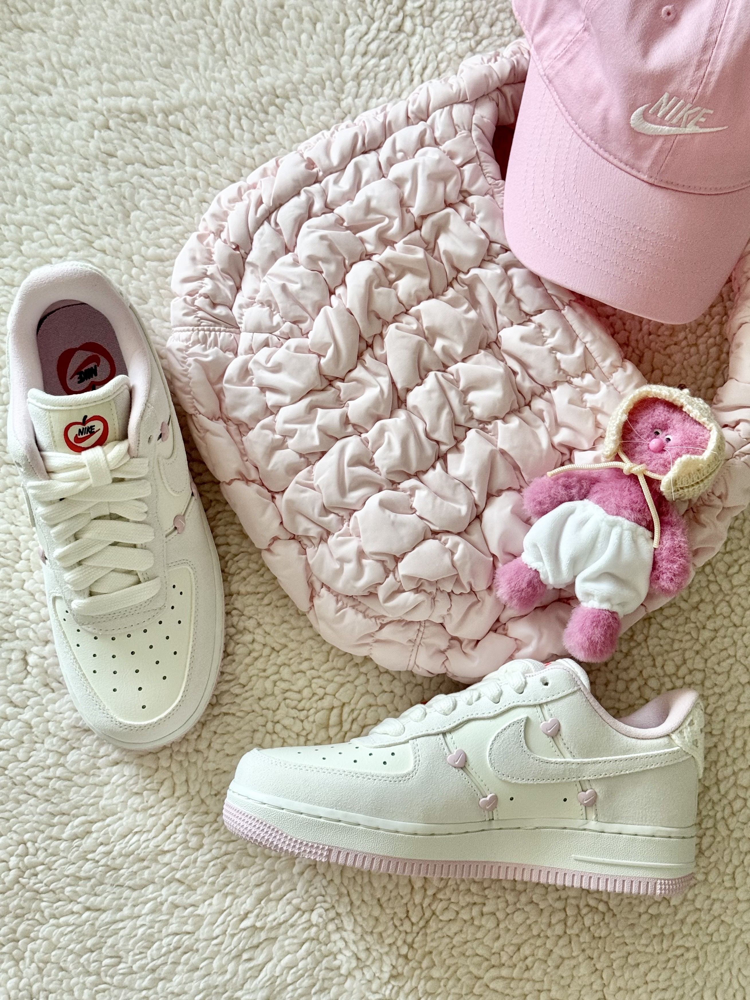 (W) Nike Air Force 1 Low Valentine's Day Sail Pink Foam, COS Quilted Mini Bag Light Pink 착용 스타일 - 3