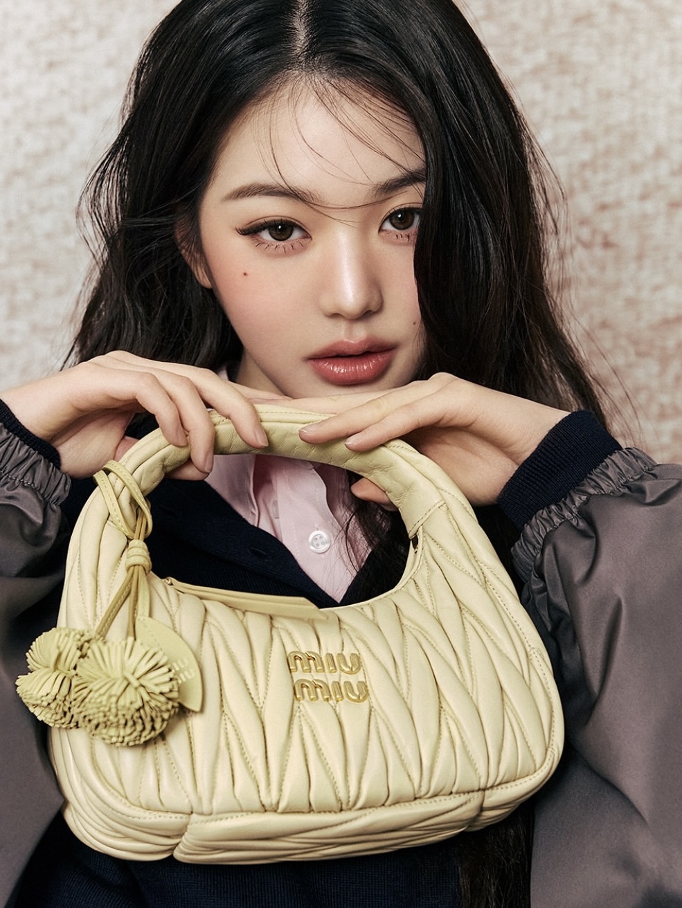 Miu Miu Wander Matelasse Nappa Leather Small Hobo Bag Black 착용 스타일 - 1