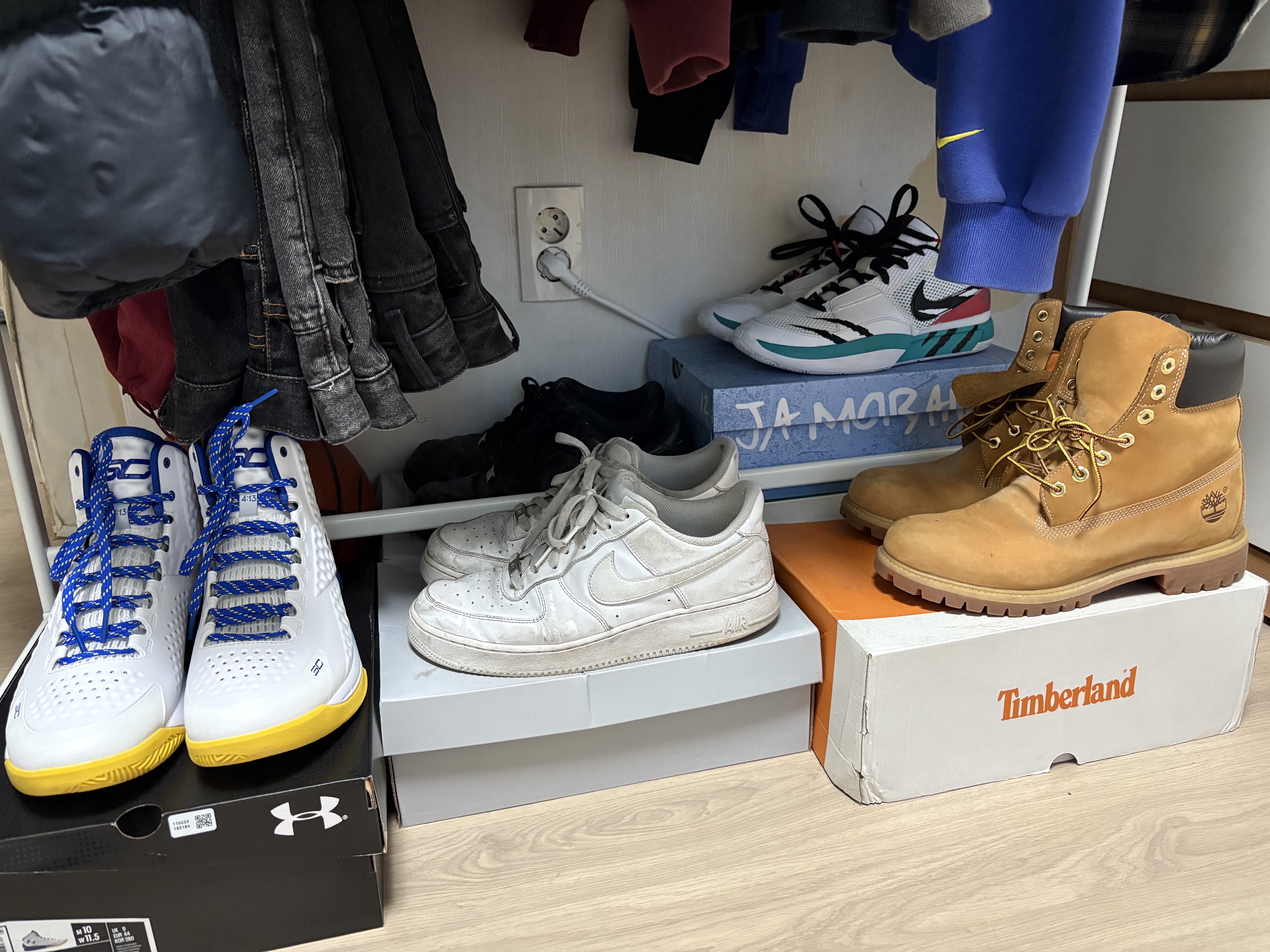 Under Armour Curry 1 White Taxi Royal, Nike Air Force 1 '07 Low White 착용 스타일