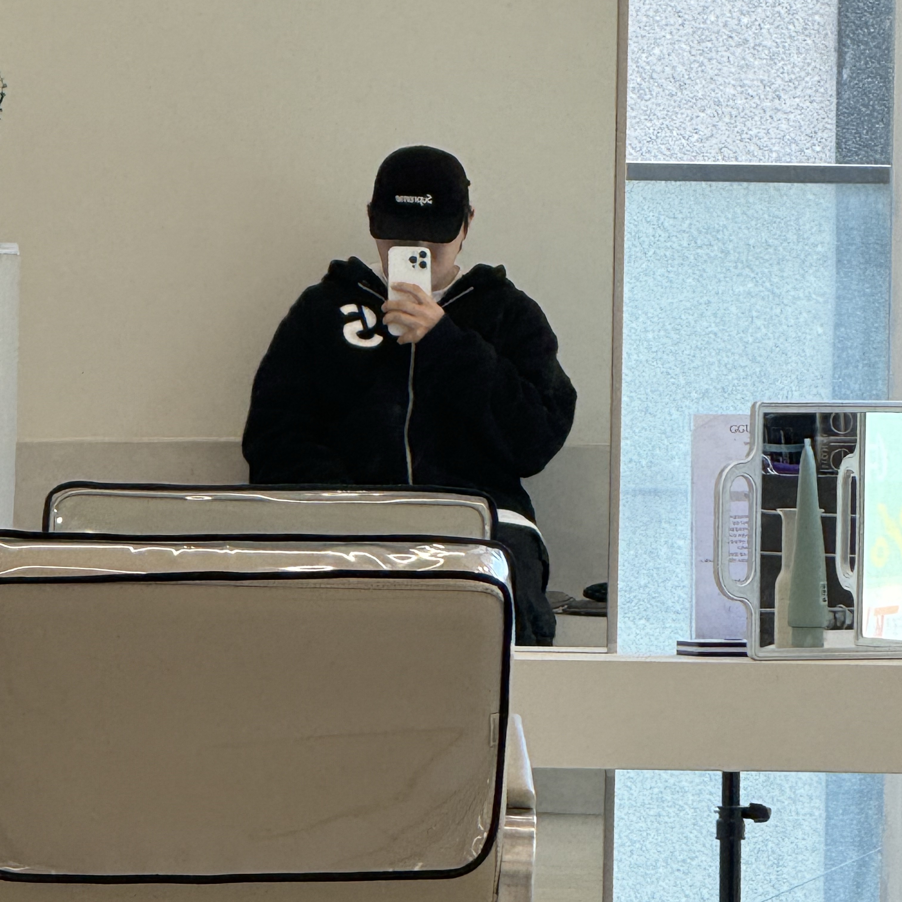Supreme S Logo Zip Up Hooded Sweatshirt Black - 24FW, Supreme Washed Chino Twill Camp Cap Black 착용 스타일 - 1