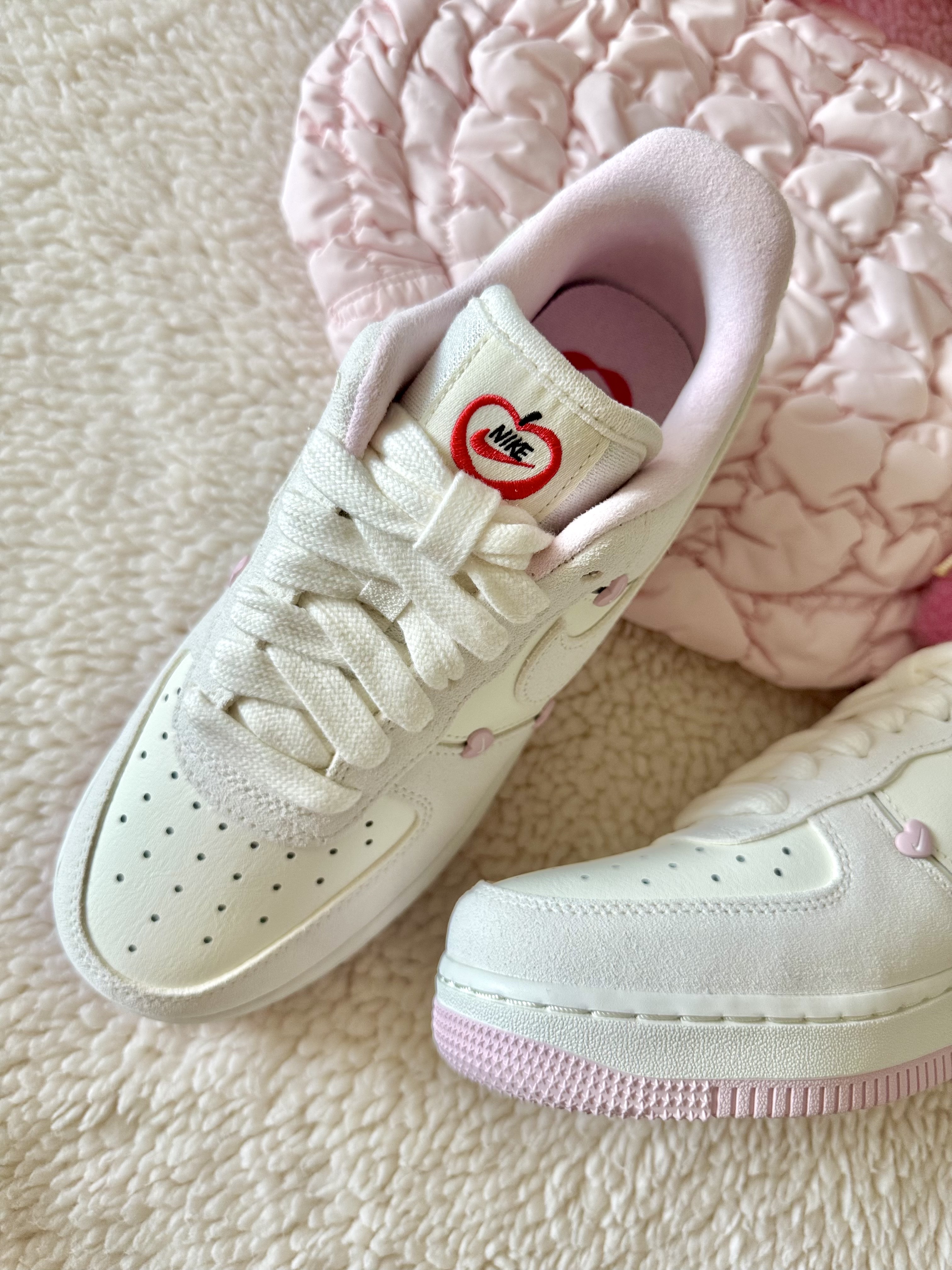 (W) Nike Air Force 1 Low Valentine's Day Sail Pink Foam, COS Quilted Mini Bag Light Pink 착용 스타일 - 4