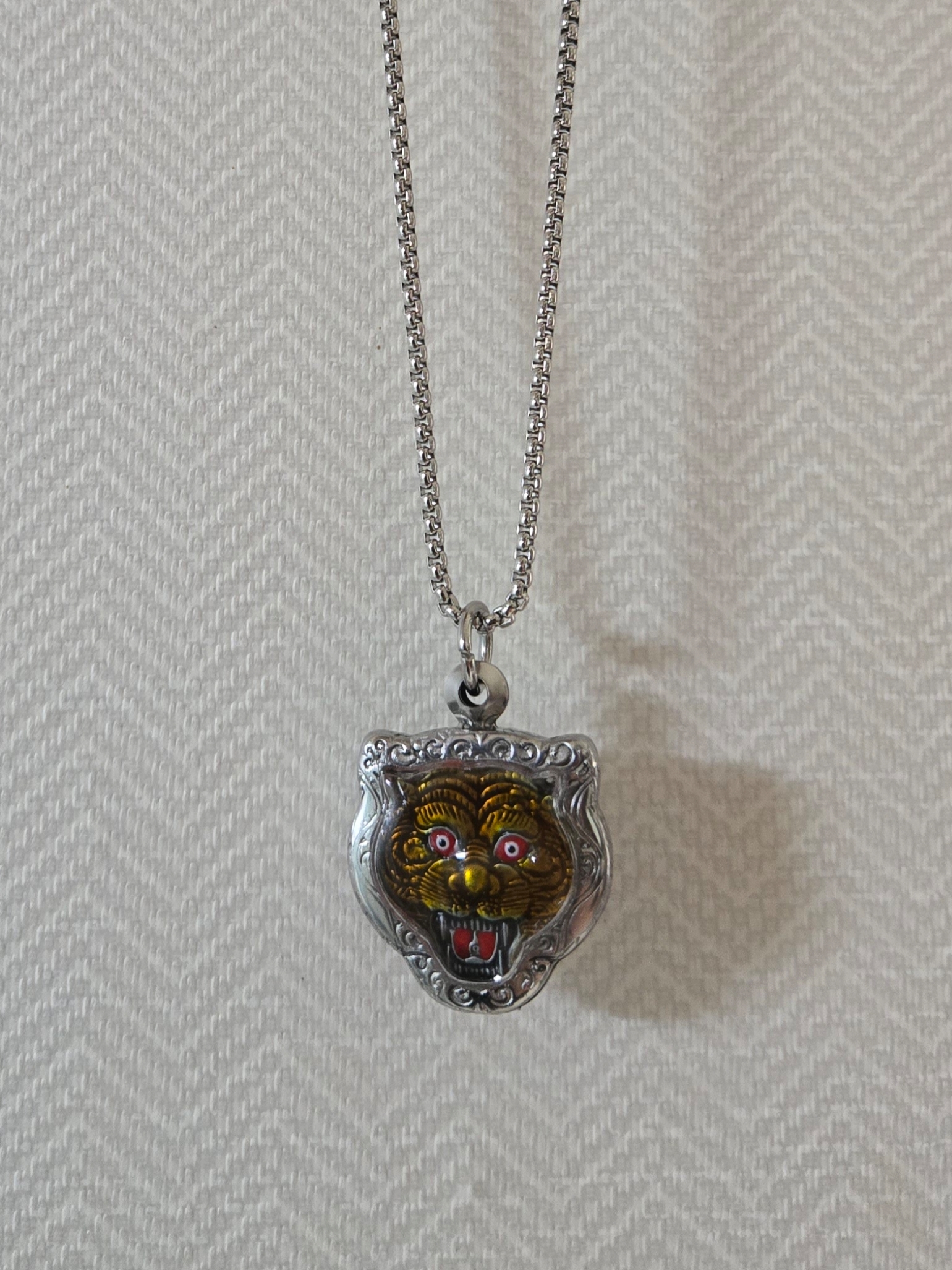 Supreme Tiger Keychain Silver - 24FW 착용 스타일 - 3