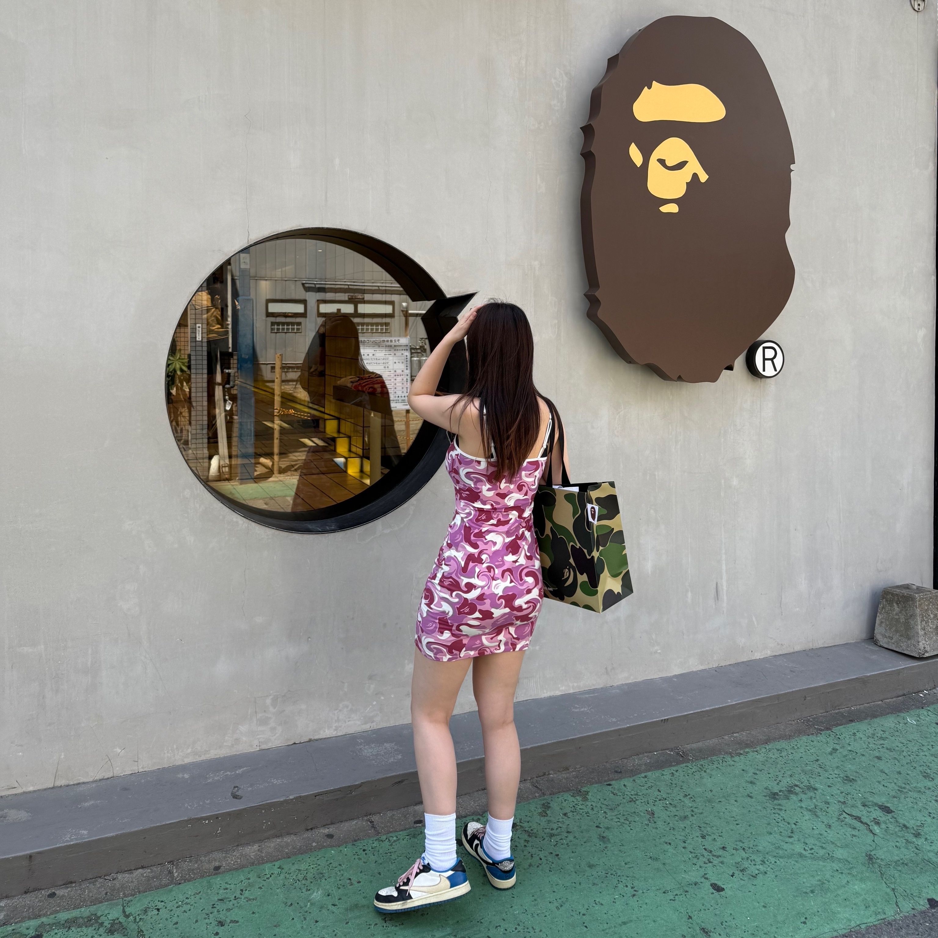 Jordan 1 x Travis Scott x Fragment Retro Low OG SP Military Blue, BAPE Sakura College T-Shirts White 착용 스타일 - 2