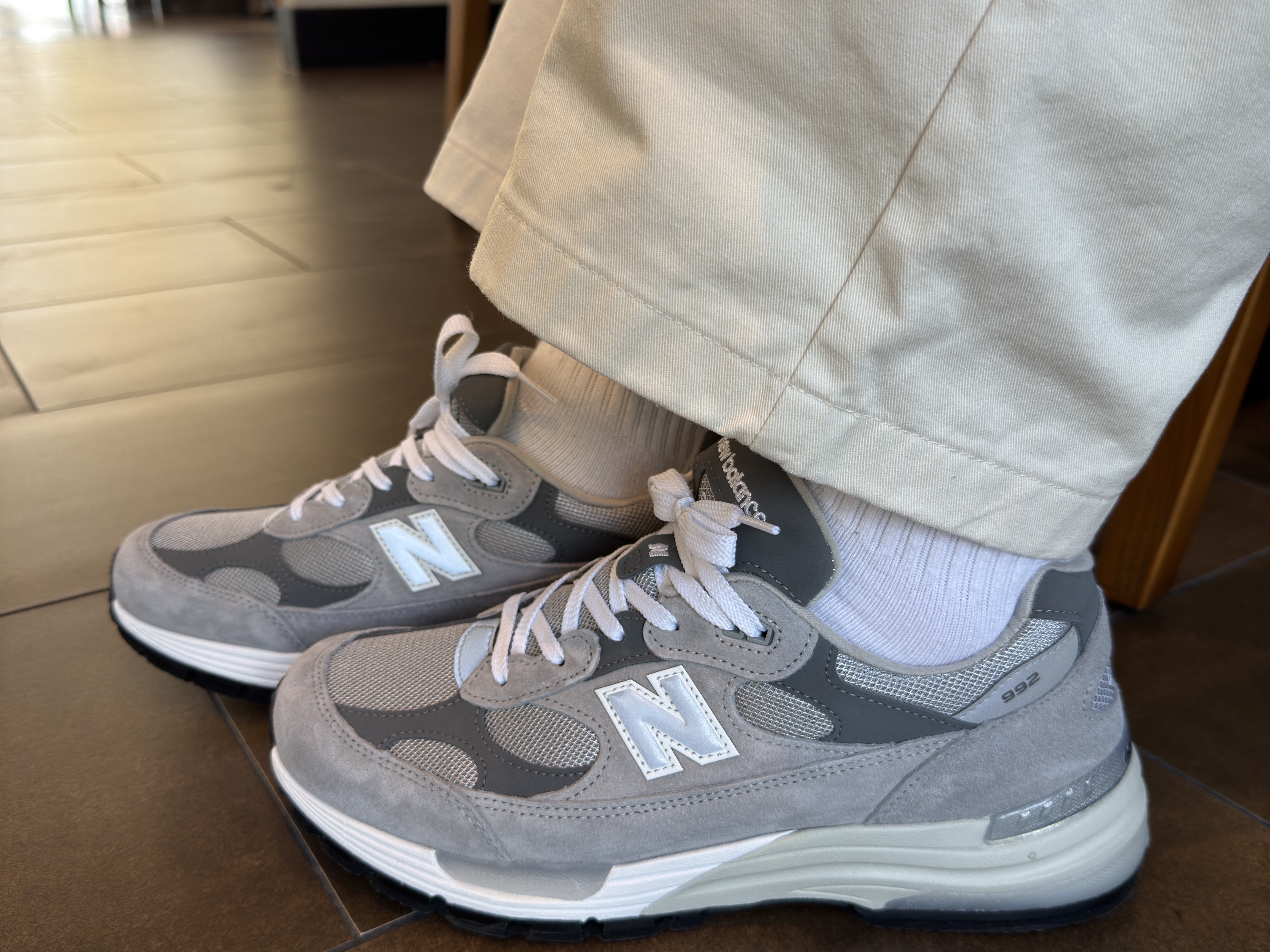 New Balance 992 Made in USA Core Grey Silver Metallic 착용 스타일
