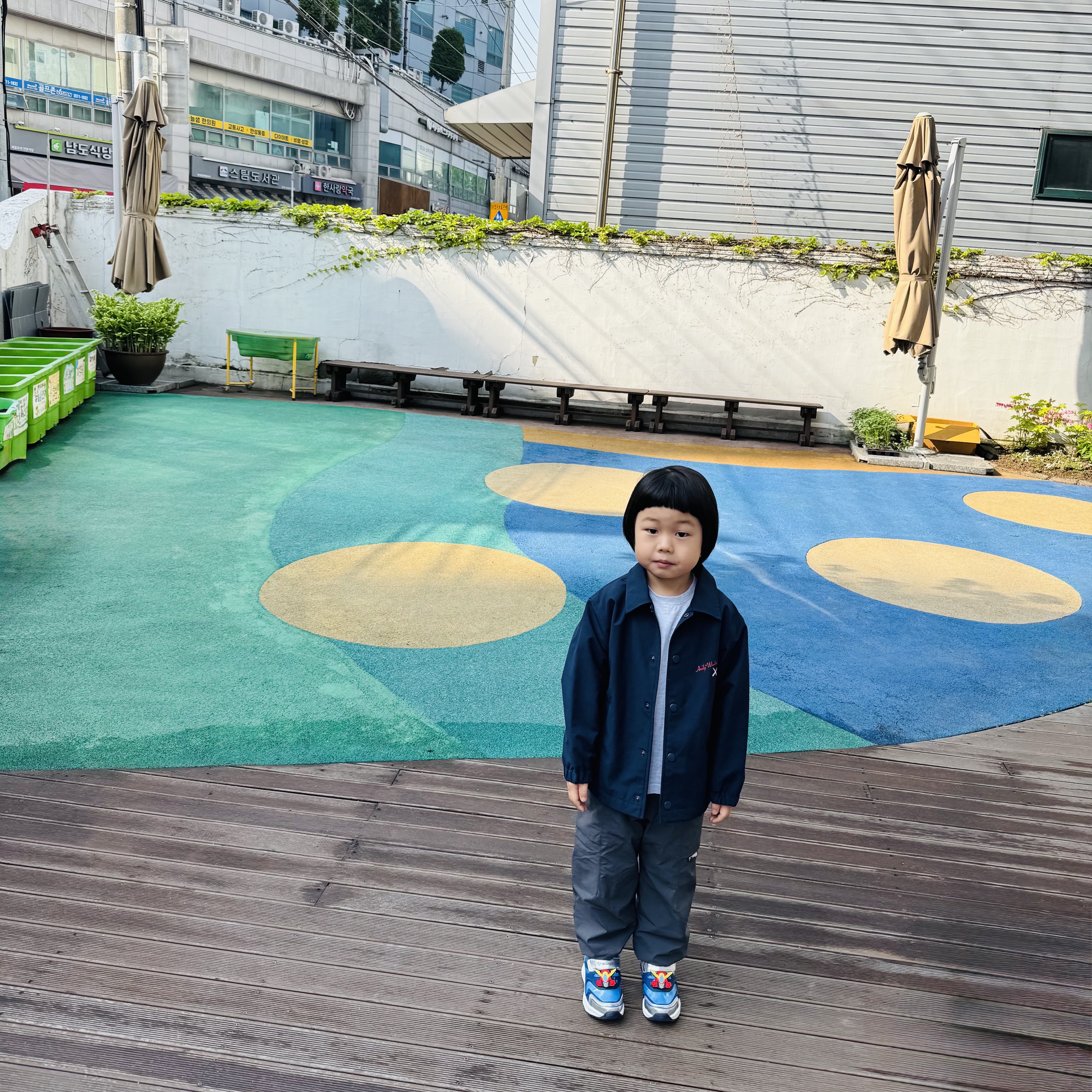 (Kids) Uniqlo UT x Kaws x Warhol Coach Jacket Navy 착용 스타일 - 1