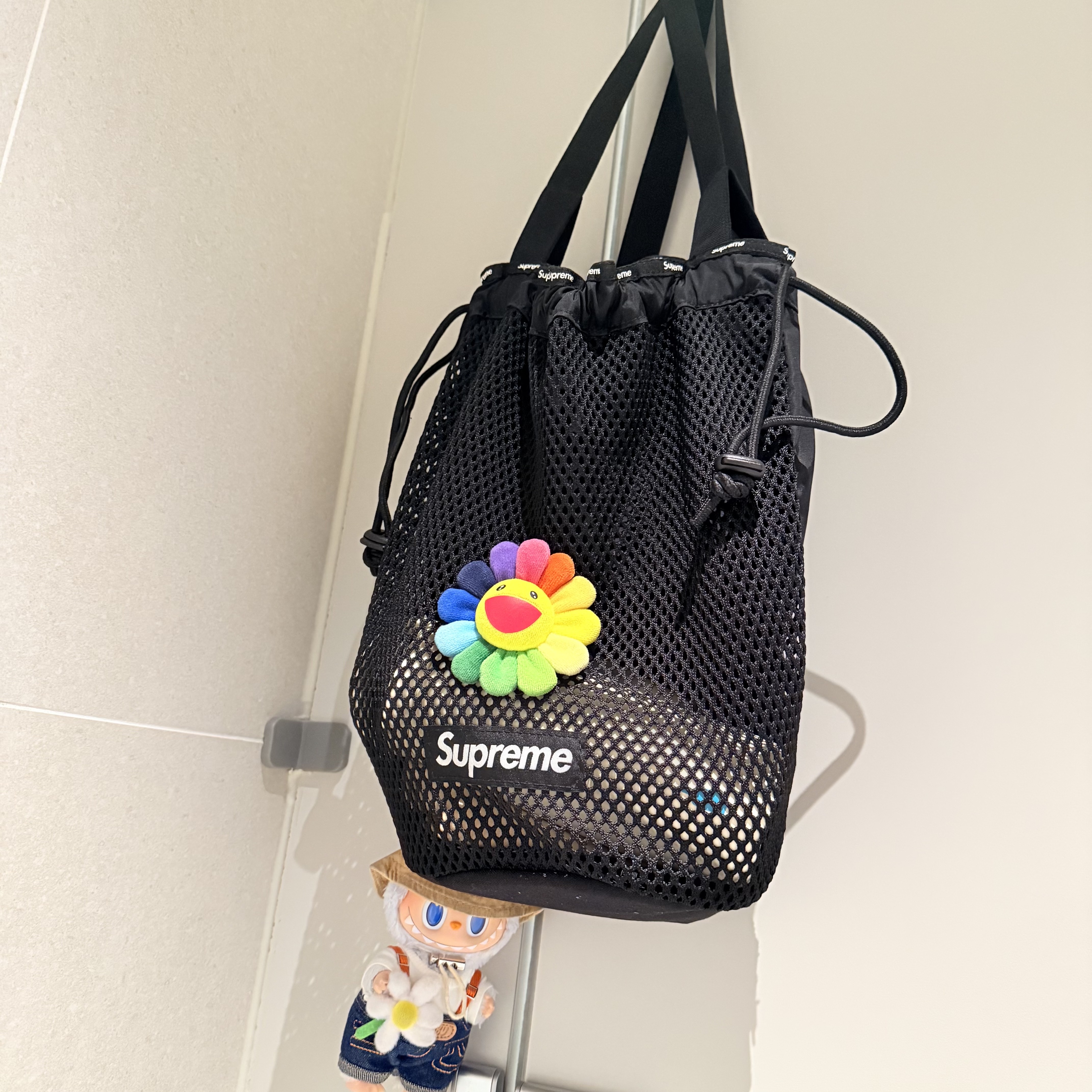 Supreme Mesh Small Backpack Black - 23SS, Pop Mart Fall In Wild Labubu Series Toy Keyring 착용 스타일