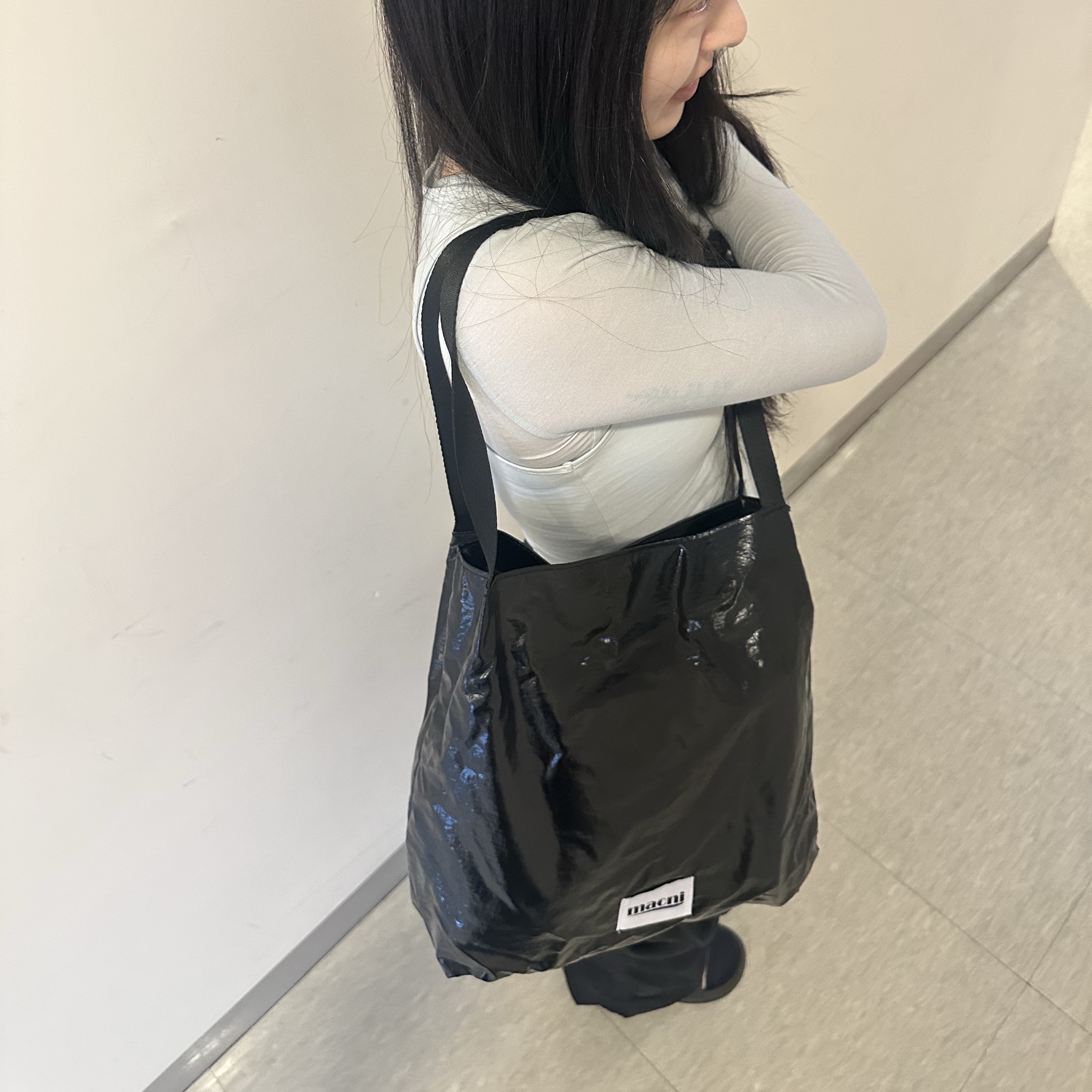 MACNI Glossy Shoulder Bag Black 착용 스타일 - 2