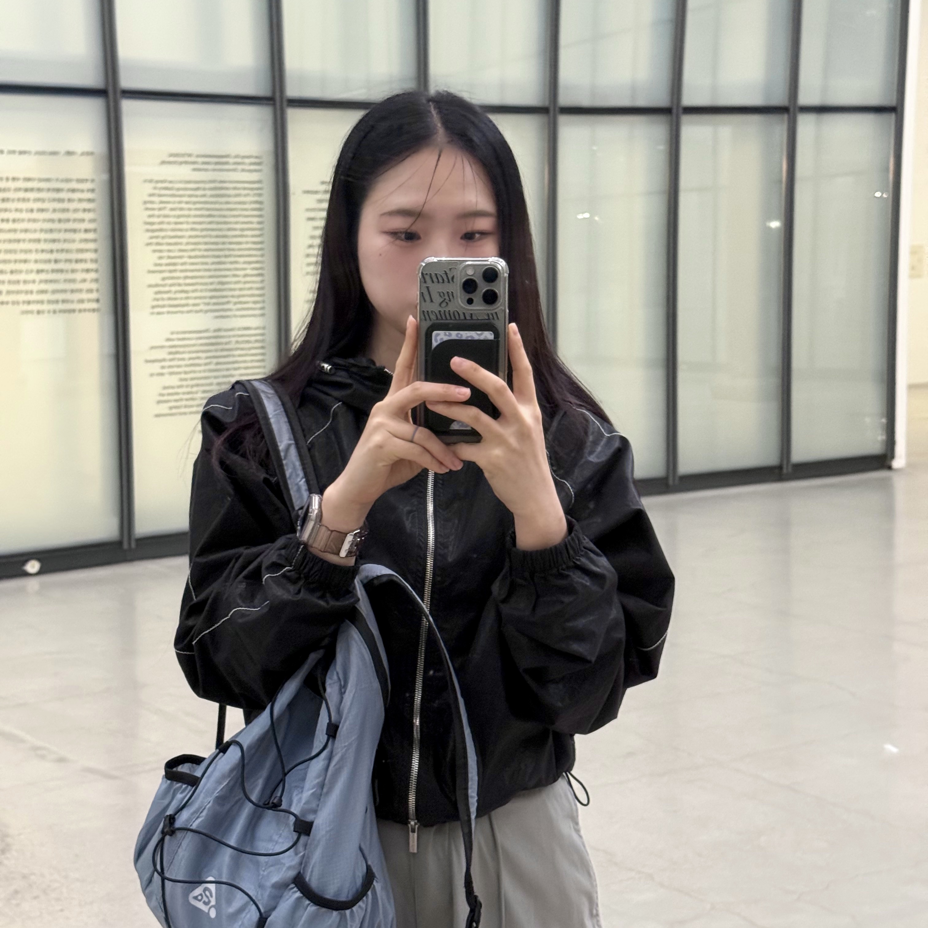 Jordan 1 x Travis Scott Retro Low OG SP Black Phantom, (W) Matin Kim Matin Crop Hoody Coating Jumper Black 착용 스타일 - 3