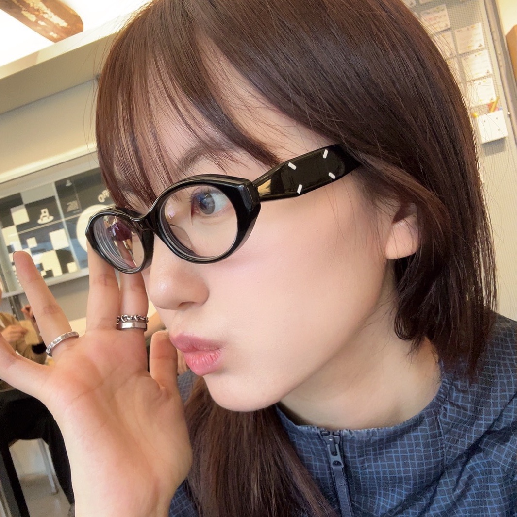 Gentle Monster x Maison Margiela MM209 Black Clear 착용 스타일 - 1