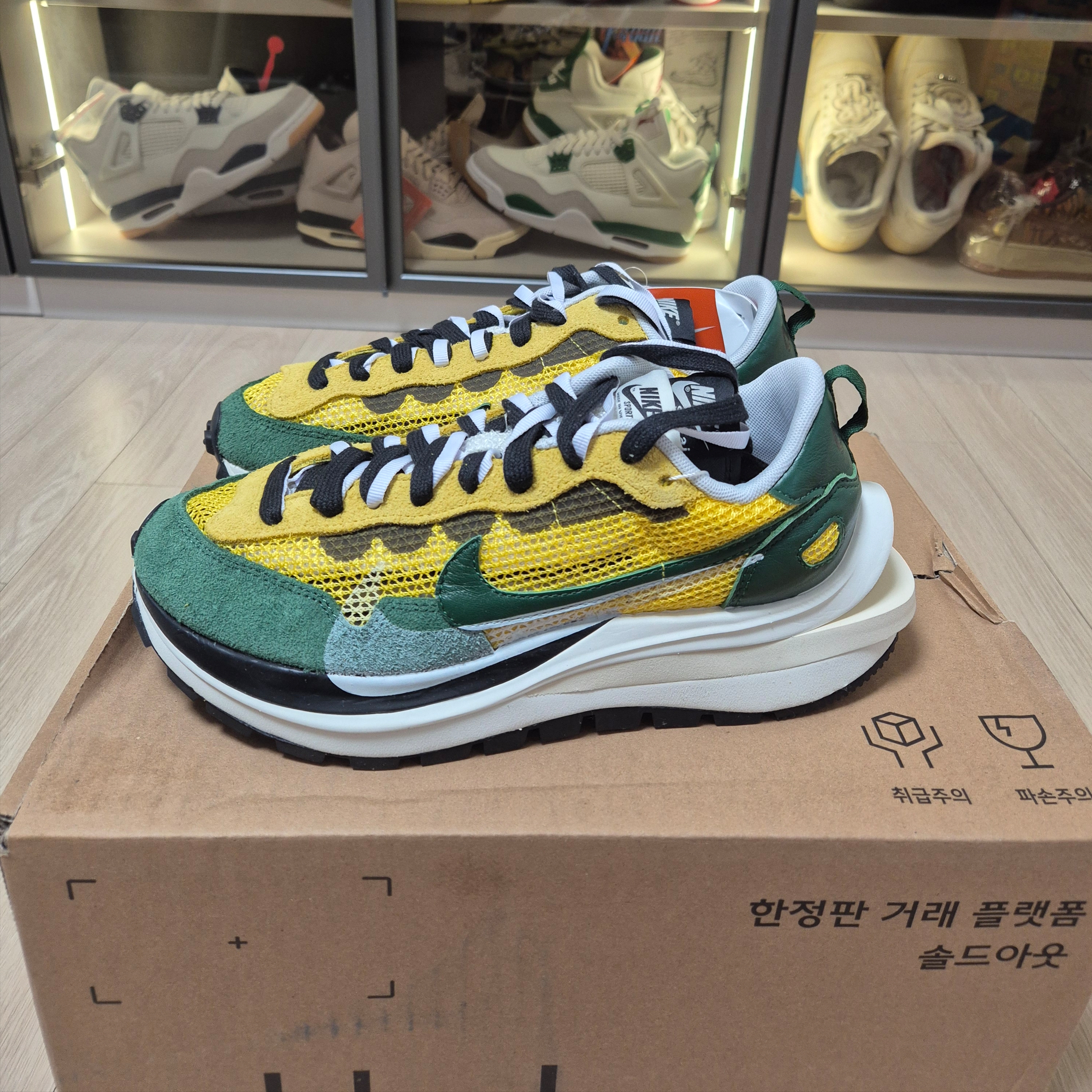 Nike x Sacai VaporWaffle Tour Yellow & Gorge Green Sail, Nike x Sacai VaporWaffle Royal Fuchsia 착용 스타일 - 3