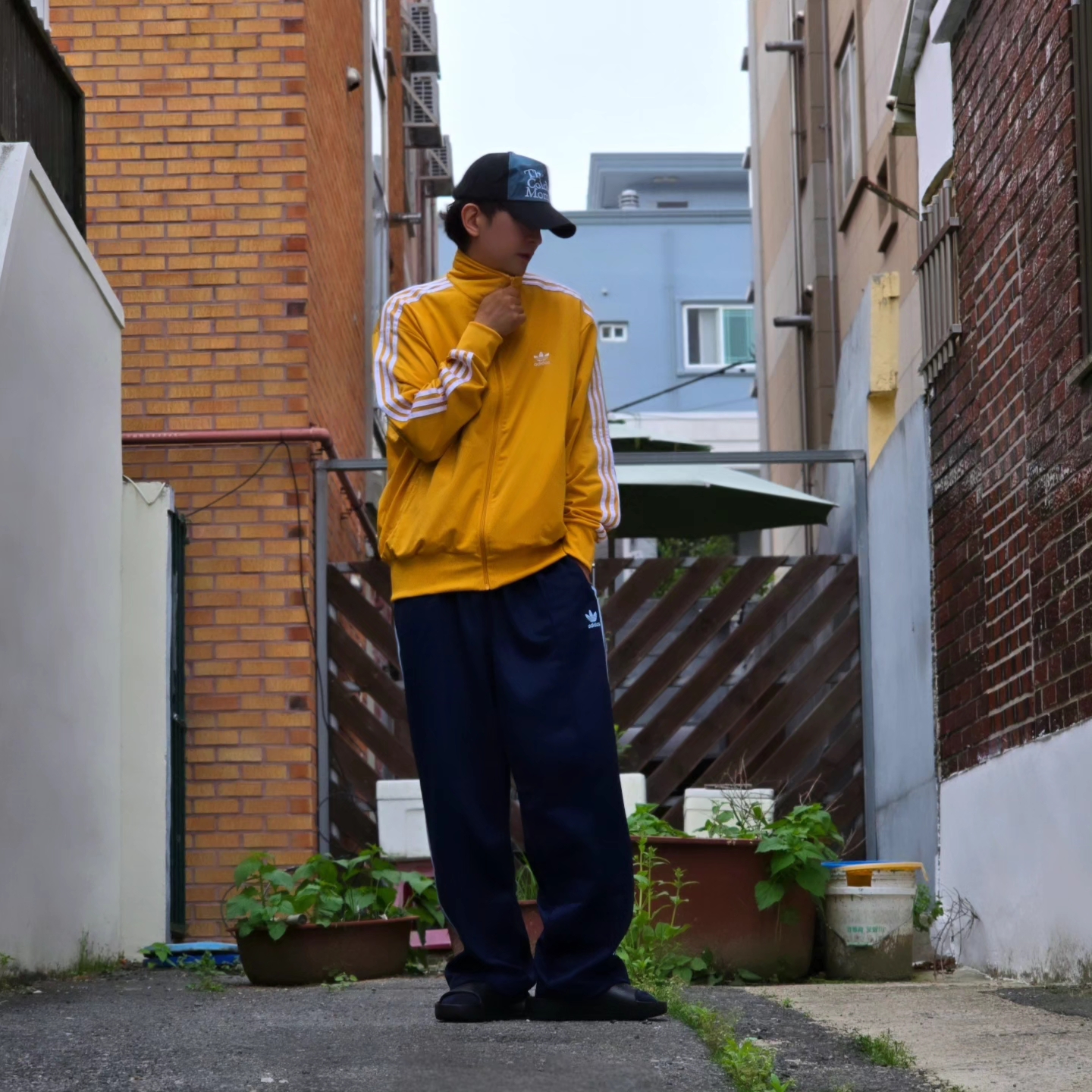 Adidas Originals Adicolor Buggy Fit Firebird Track Pants Night Indigo Clear Sky - KR Sizing, Nike Calm Slide Black 착용 스타일 - 1