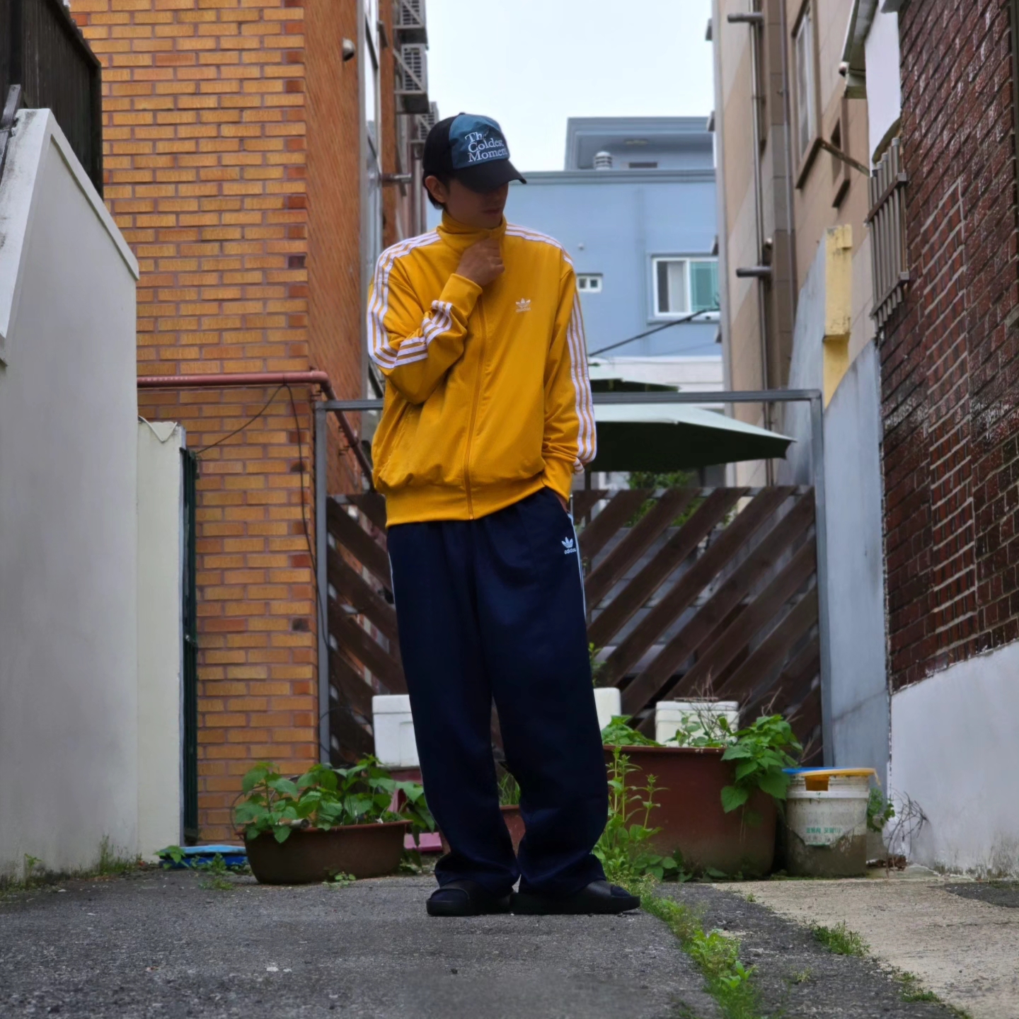 Adidas Originals Adicolor Buggy Fit Firebird Track Pants Night Indigo Clear Sky - KR Sizing, Nike Calm Slide Black 착용 스타일 - 2
