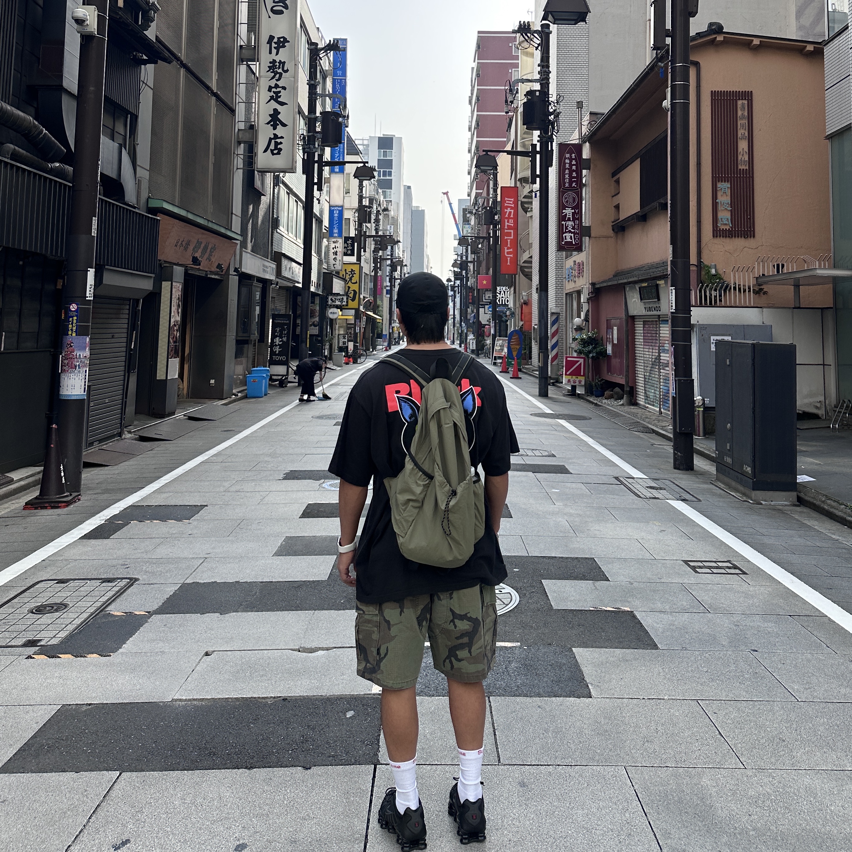 Supreme Black Cat T-Shirt Black - 24SS, (W) Nike Shox TL Black and Max Orange 착용 스타일