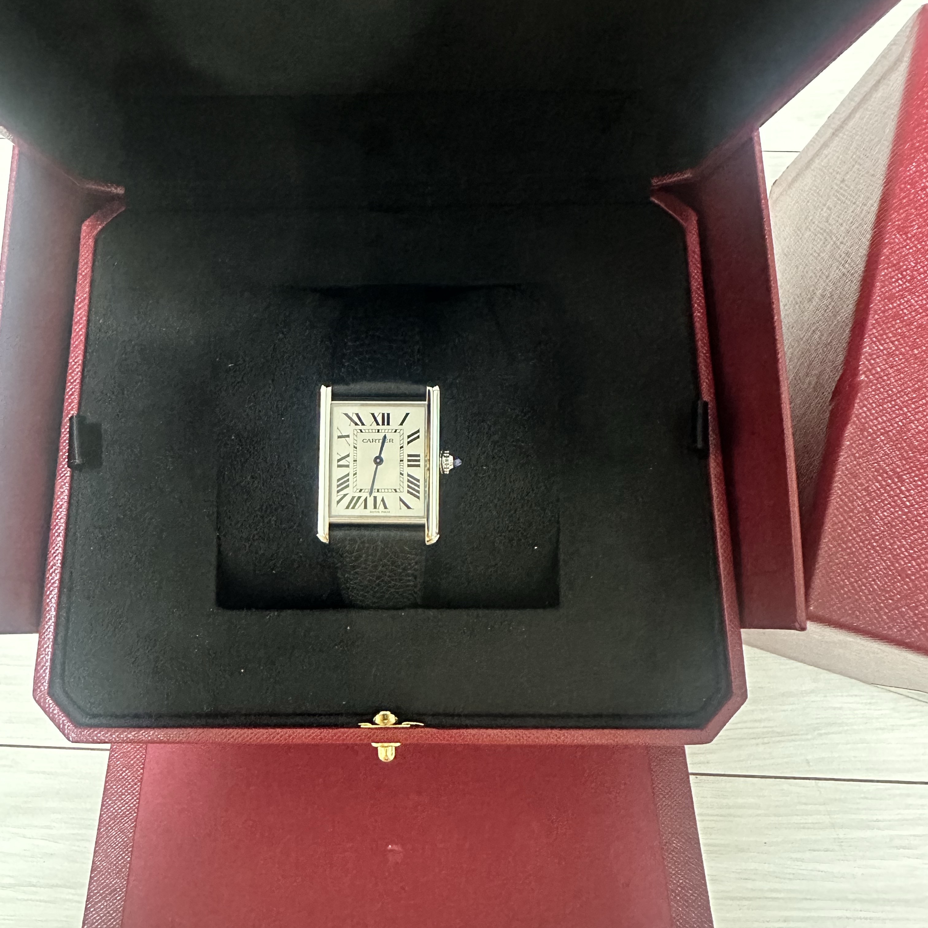 Cartier Tank Must Watch Large Quartz Steel Calfskin Black 착용 스타일