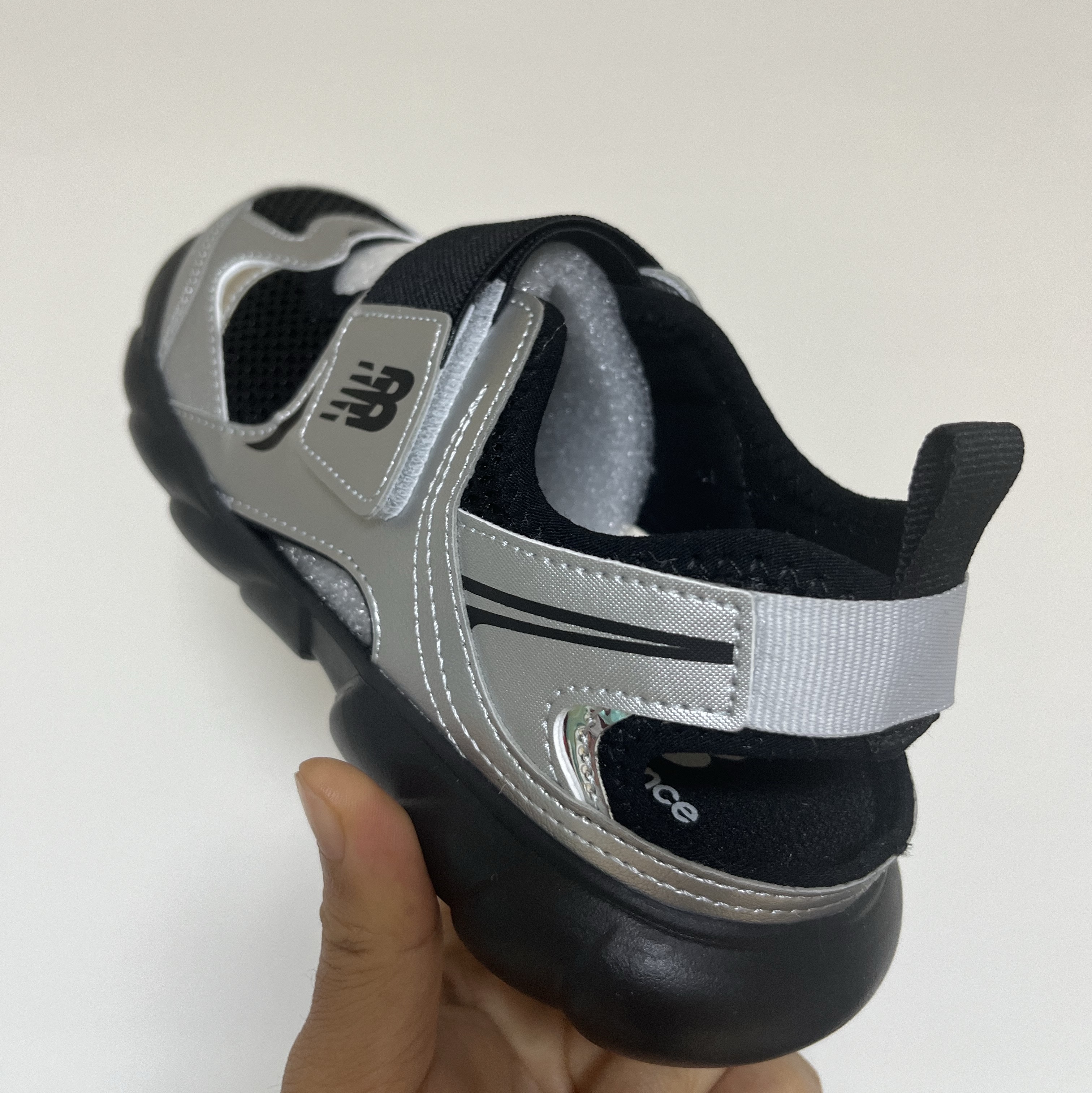 (Kids) New Balance Freedle 920 Sandal Gray 착용 스타일 - 2