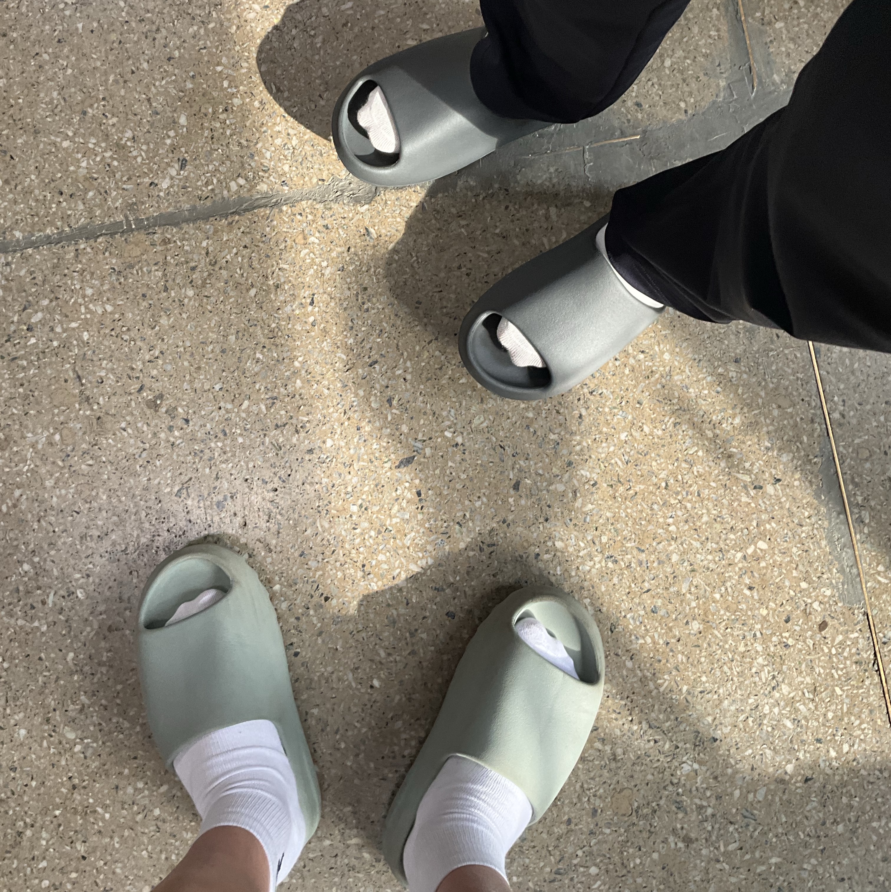 Adidas Yeezy Slide Salt, Adidas Yeezy Slide Granite 착용 스타일 - 1