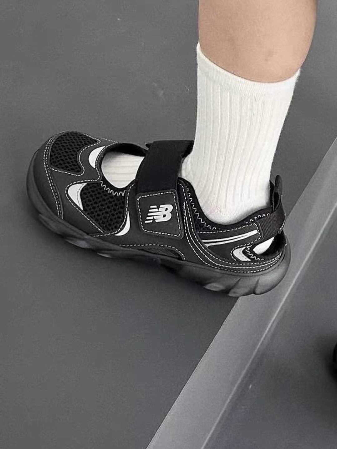 (Kids) New Balance Freedle 920 Sandal Silver, (Kids) New Balance Freedle 920 Sandal Black 착용 스타일 - 3
