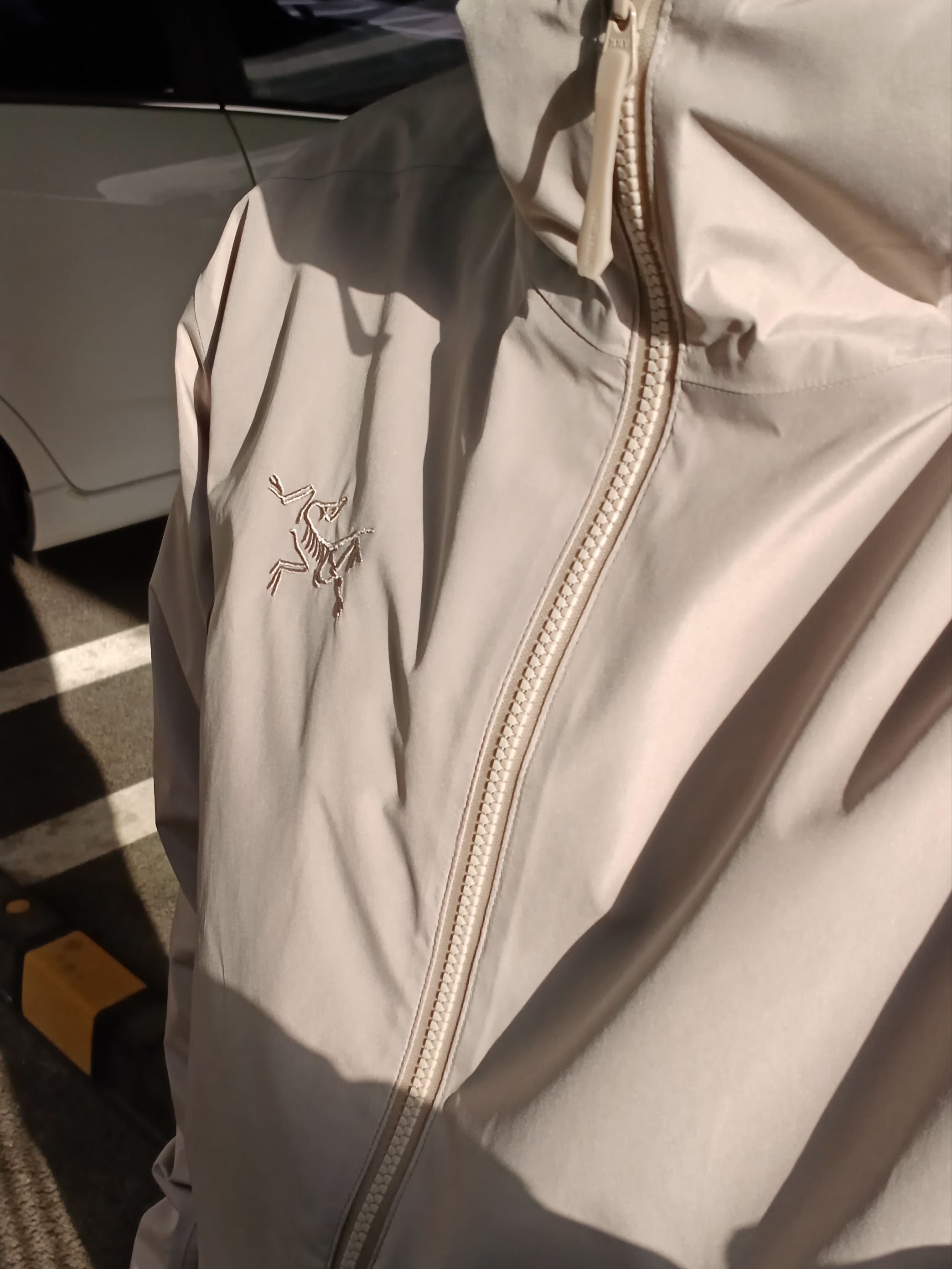 Arc'teryx Solano Hoody Rune, Hoka Ora Recovery Slide 3 Black 착용 스타일 - 1