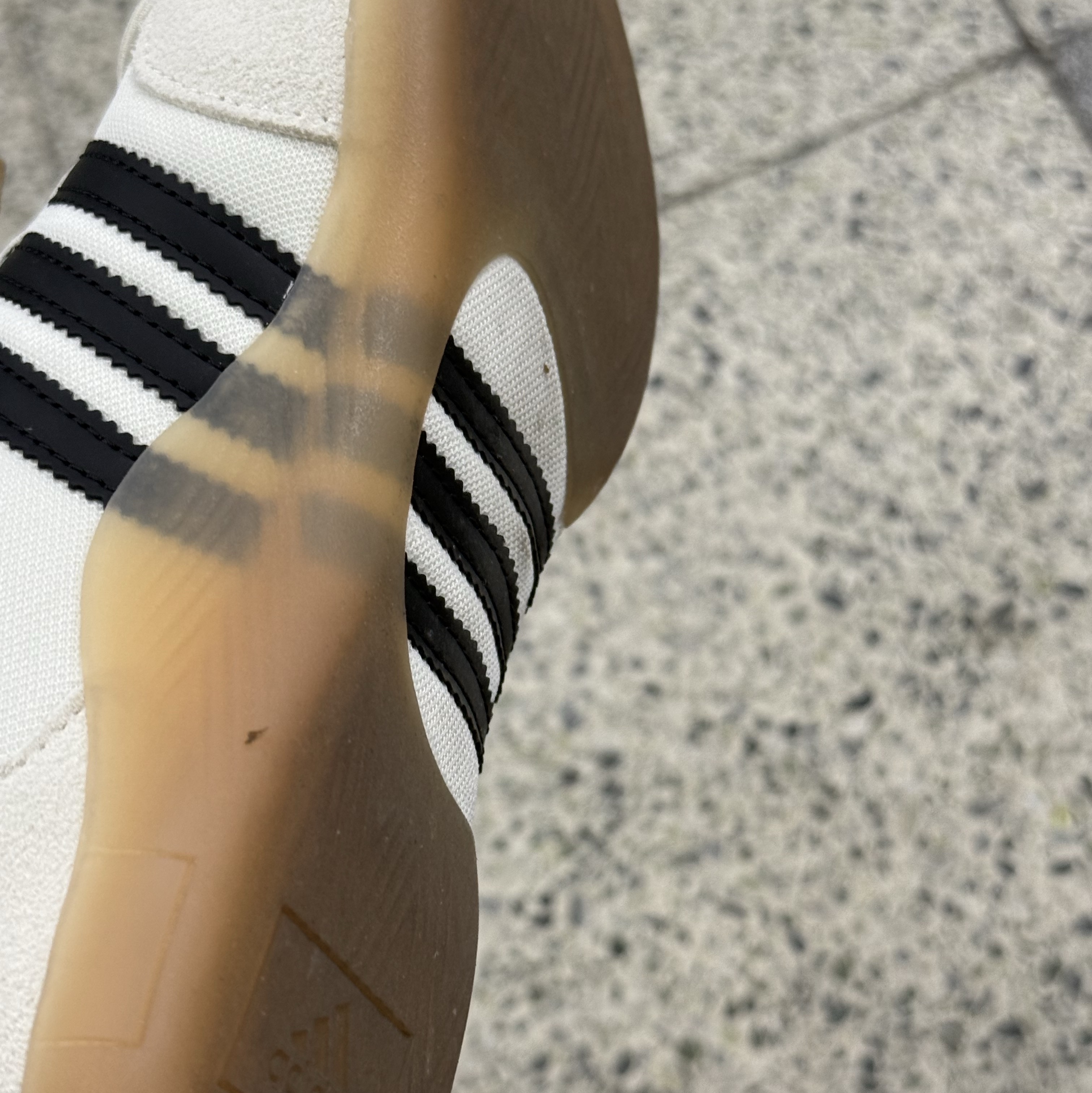 Adidas x Bad Bunny Ballerina Off White Core Black 착용 스타일 - 3
