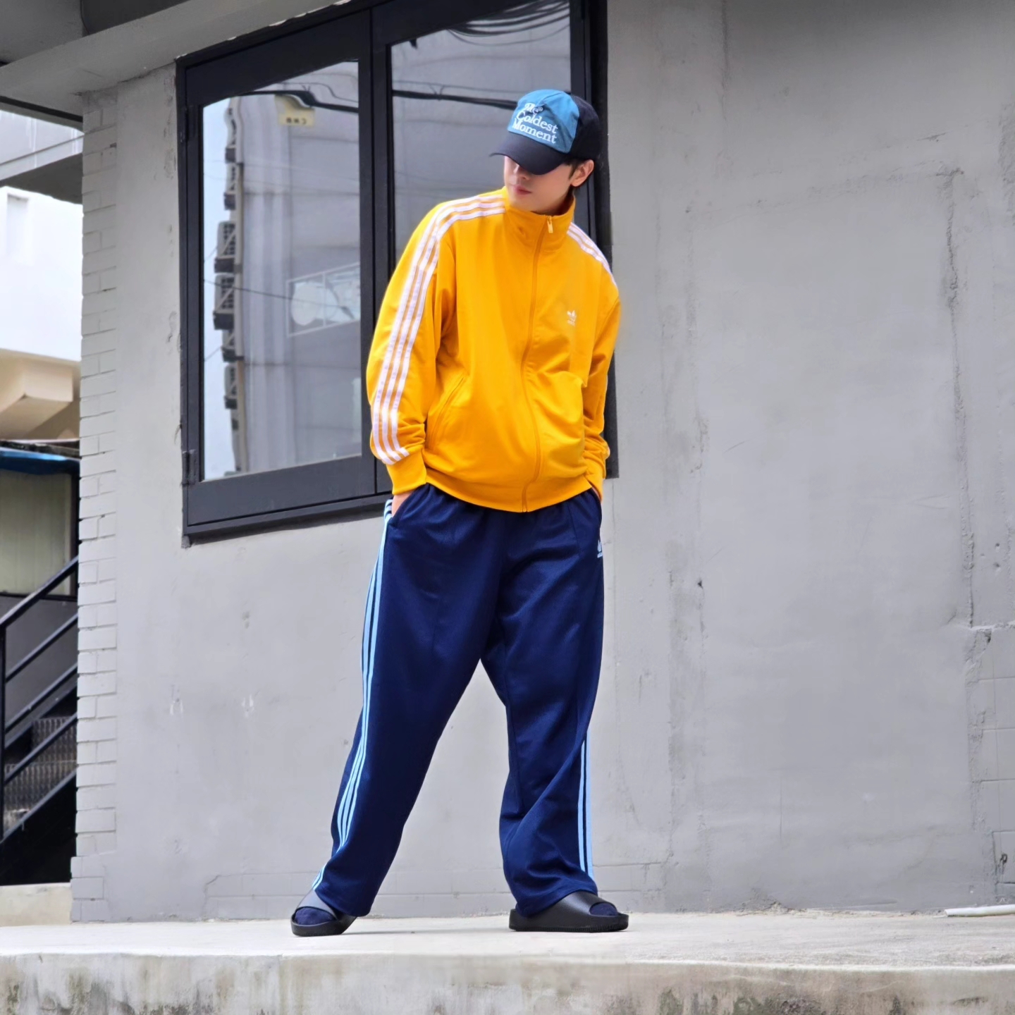 Adidas Originals Adicolor Buggy Fit Firebird Track Pants Night Indigo Clear Sky - KR Sizing, Nike Calm Slide Black 착용 스타일 - 3