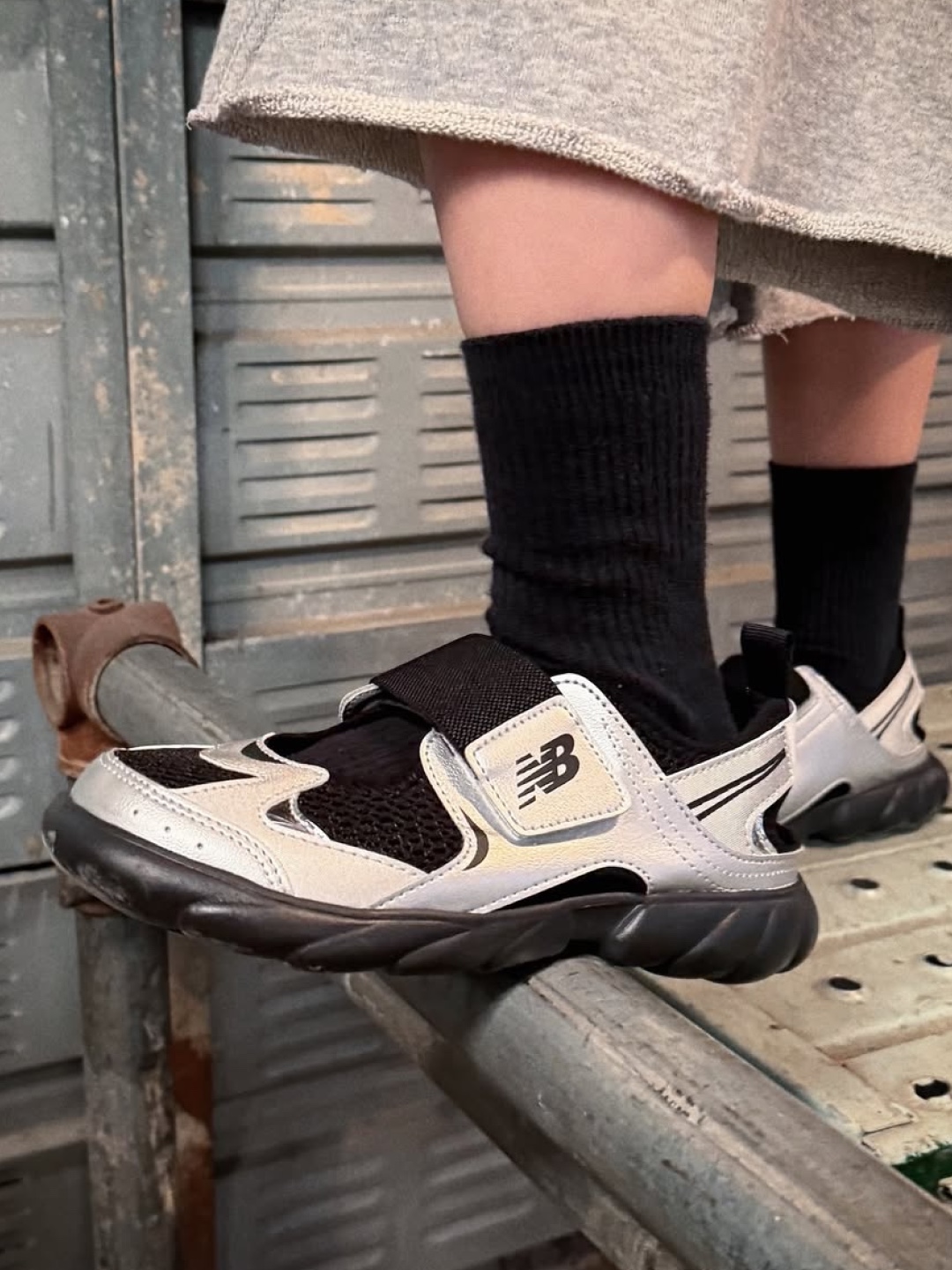 (Kids) New Balance Freedle 920 Sandal Silver, (Kids) New Balance Freedle 920 Sandal Black 착용 스타일 - 4