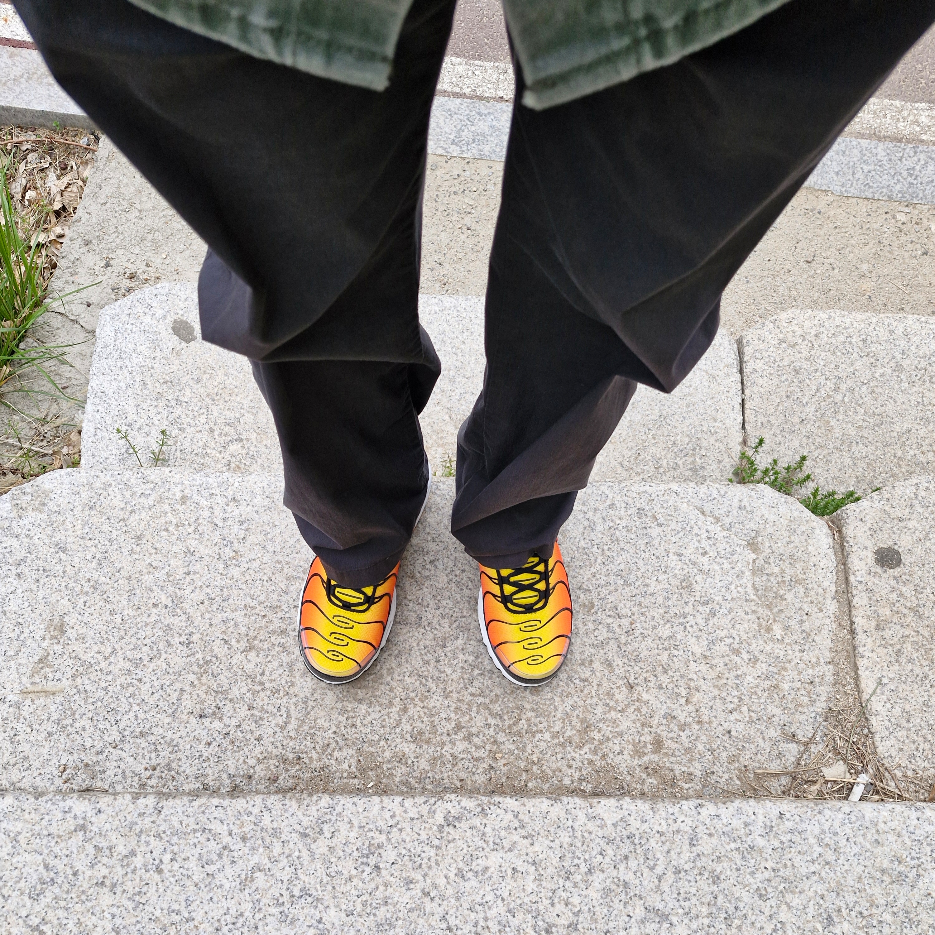 Nike Air Max Plus Bright Ceramic and Tour Yellow 착용 스타일 - 1