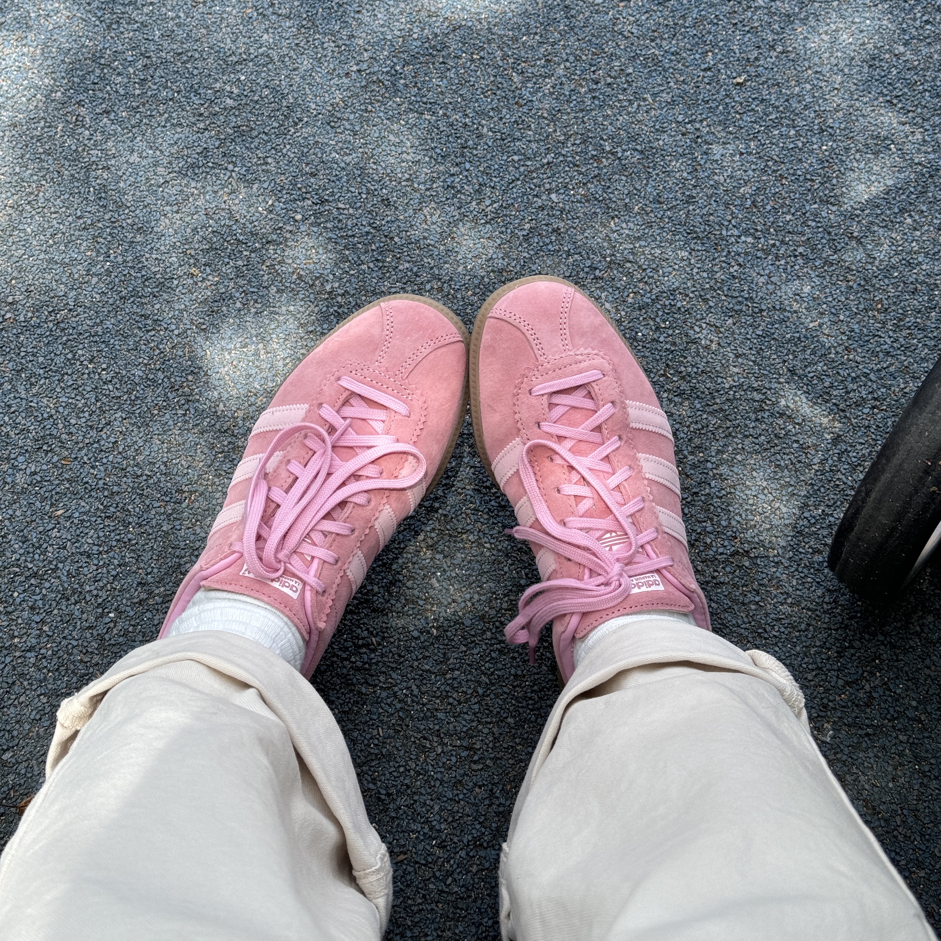Adidas Bermuda Glow Pink 착용 스타일