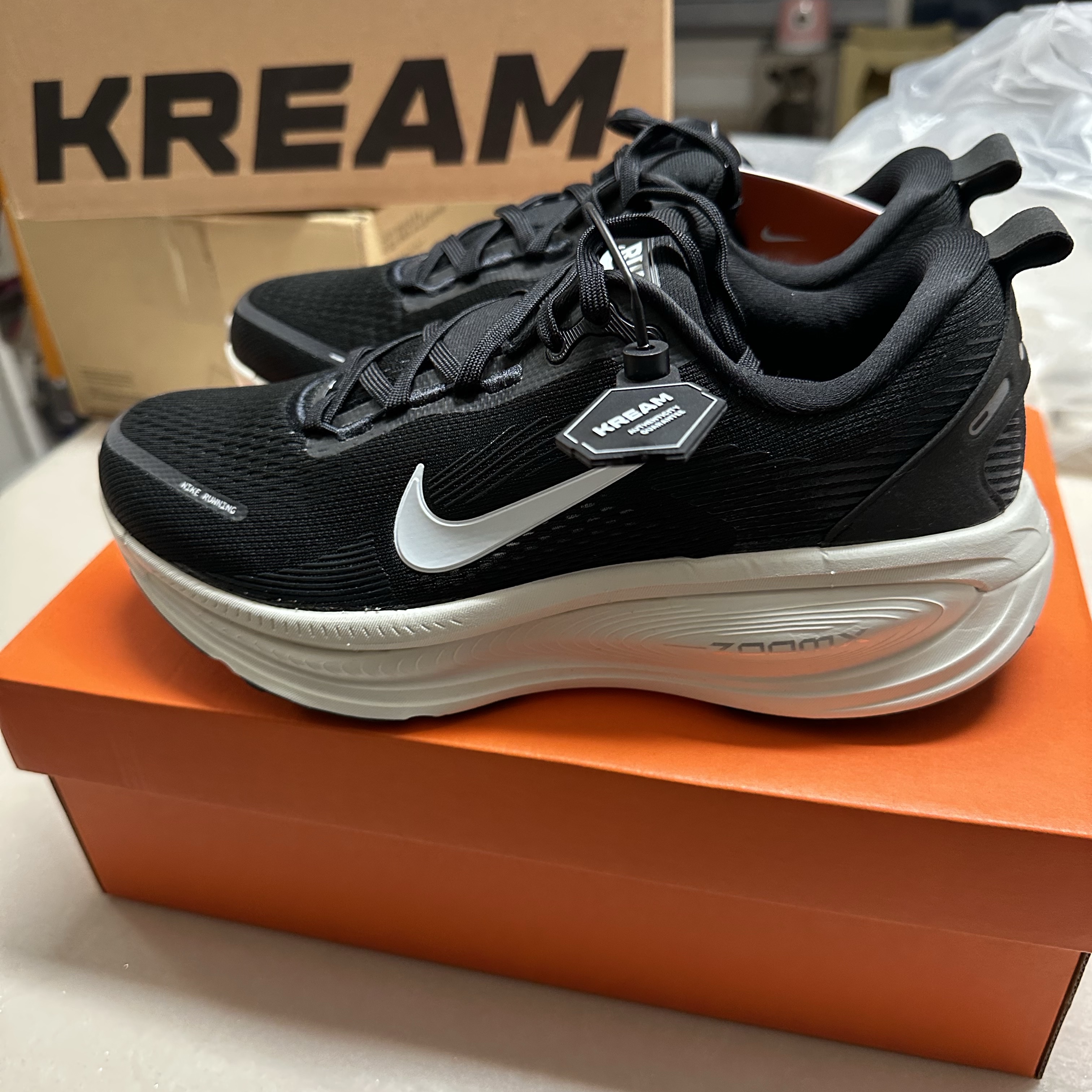 Nike Vomero 18 Black Coconut Milk 착용 스타일 - 6