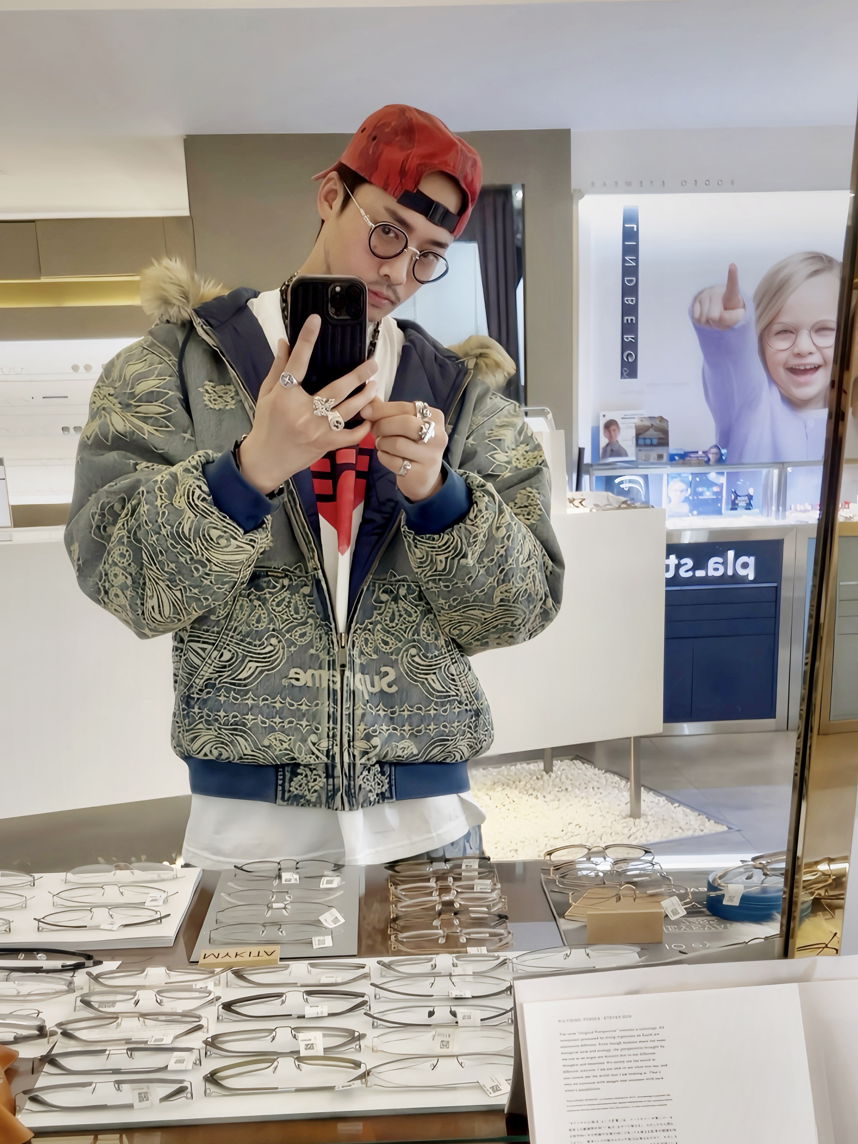 Supreme Bandana Jacquard Denim Hooded Work Jacket Blue - 25SS, Supreme Announcing T-Shirt White - 25SS 착용 스타일 - 1