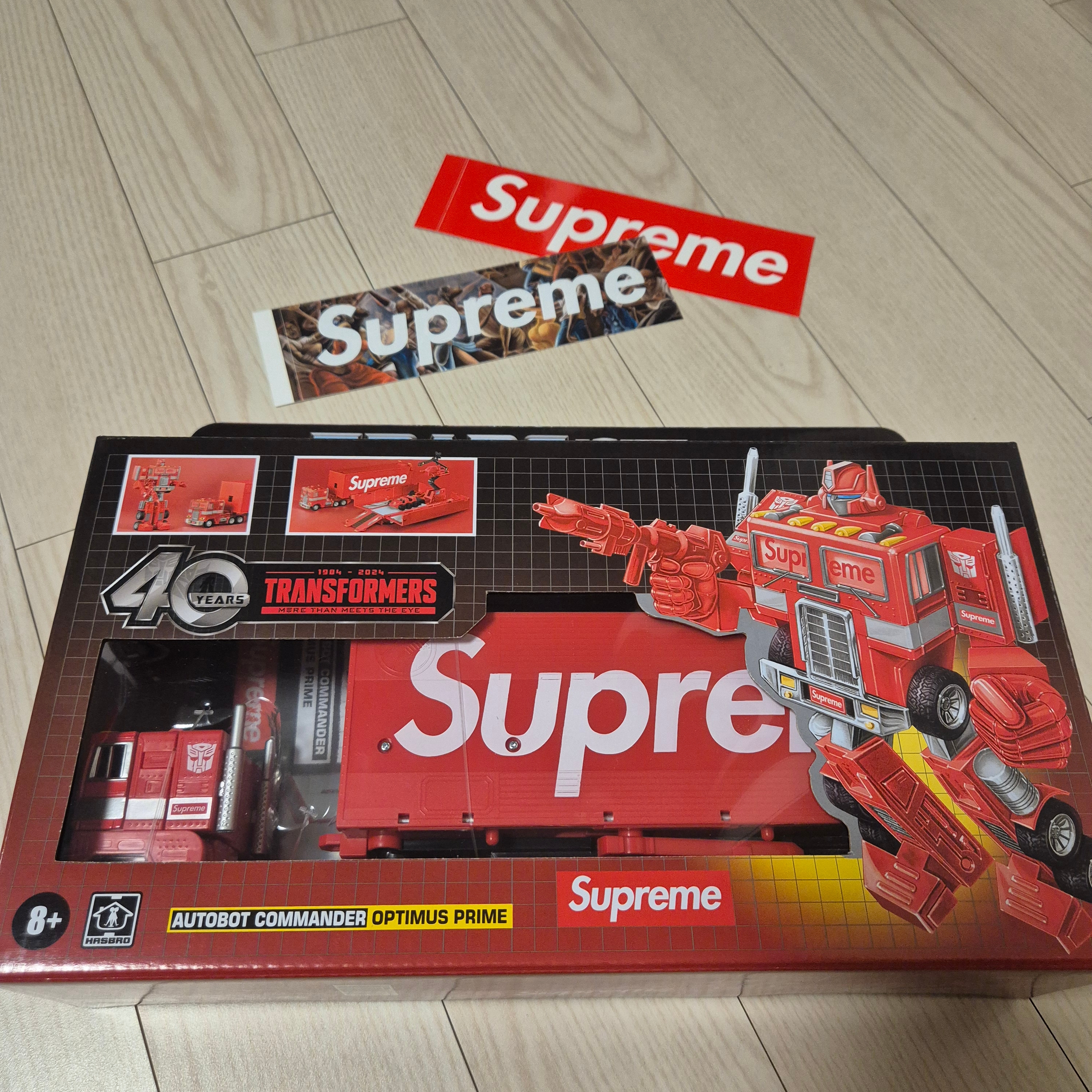 Supreme x Transformers G1 Optimus Prime Figure Red - 25SS 착용 스타일