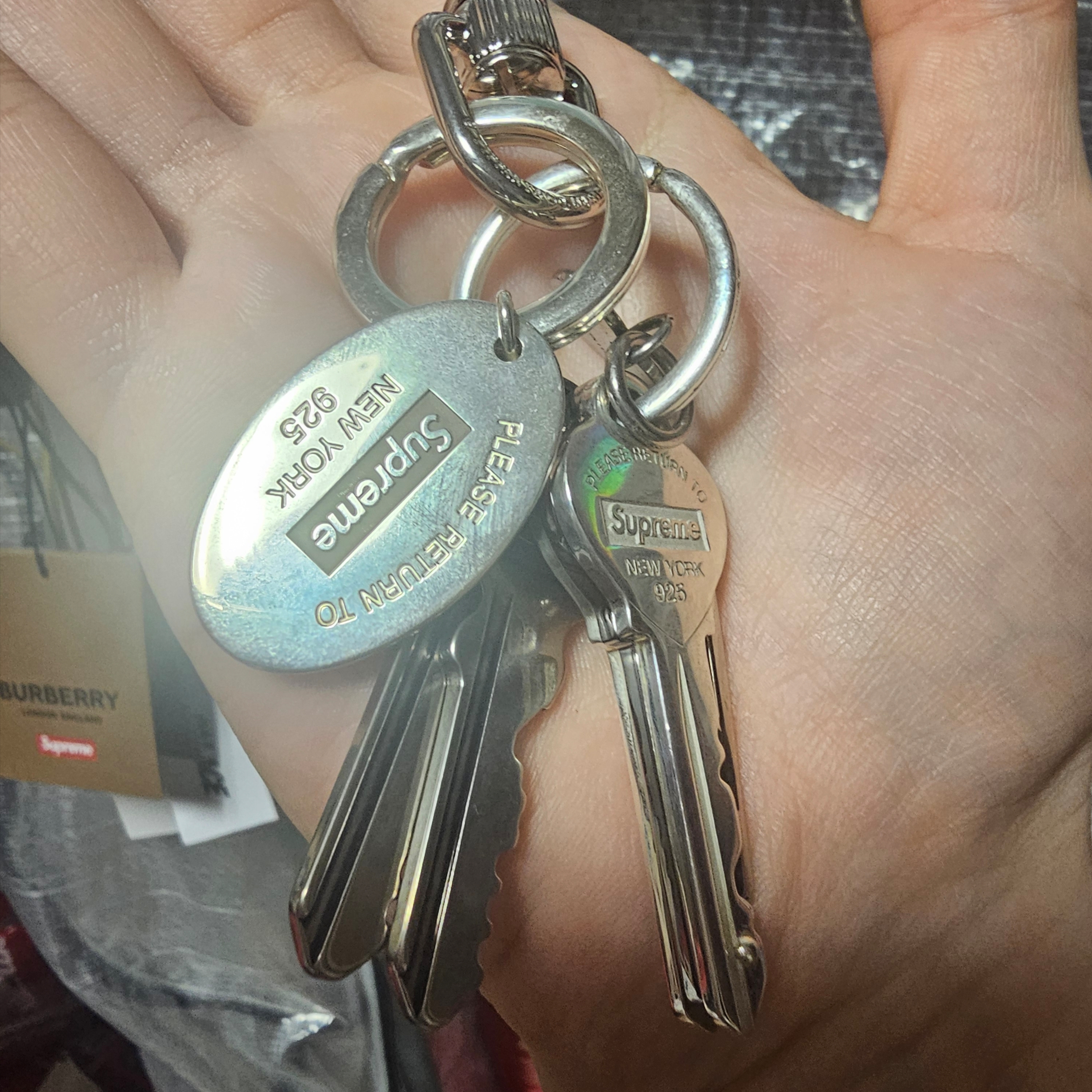 Supreme x Tiffany & Co. Return to Tiffany Oval Tag Keyring Silver - 21FW, Supreme x Tiffany & Co. Return to Tiffany Heart Knife Keyring Silver - 21FW 착용 스타일