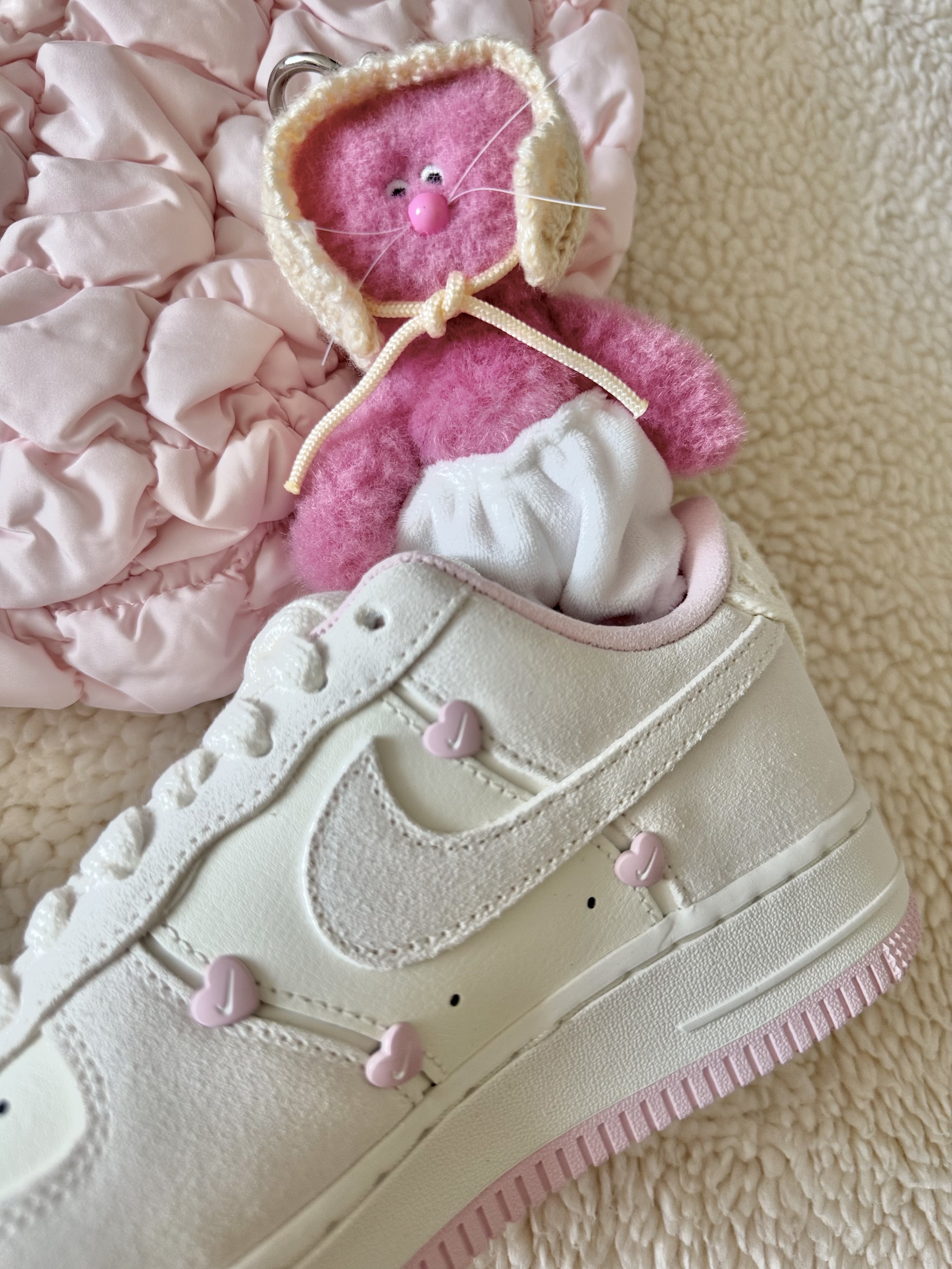 (W) Nike Air Force 1 Low Valentine's Day Sail Pink Foam, COS Quilted Mini Bag Light Pink 착용 스타일 - 6