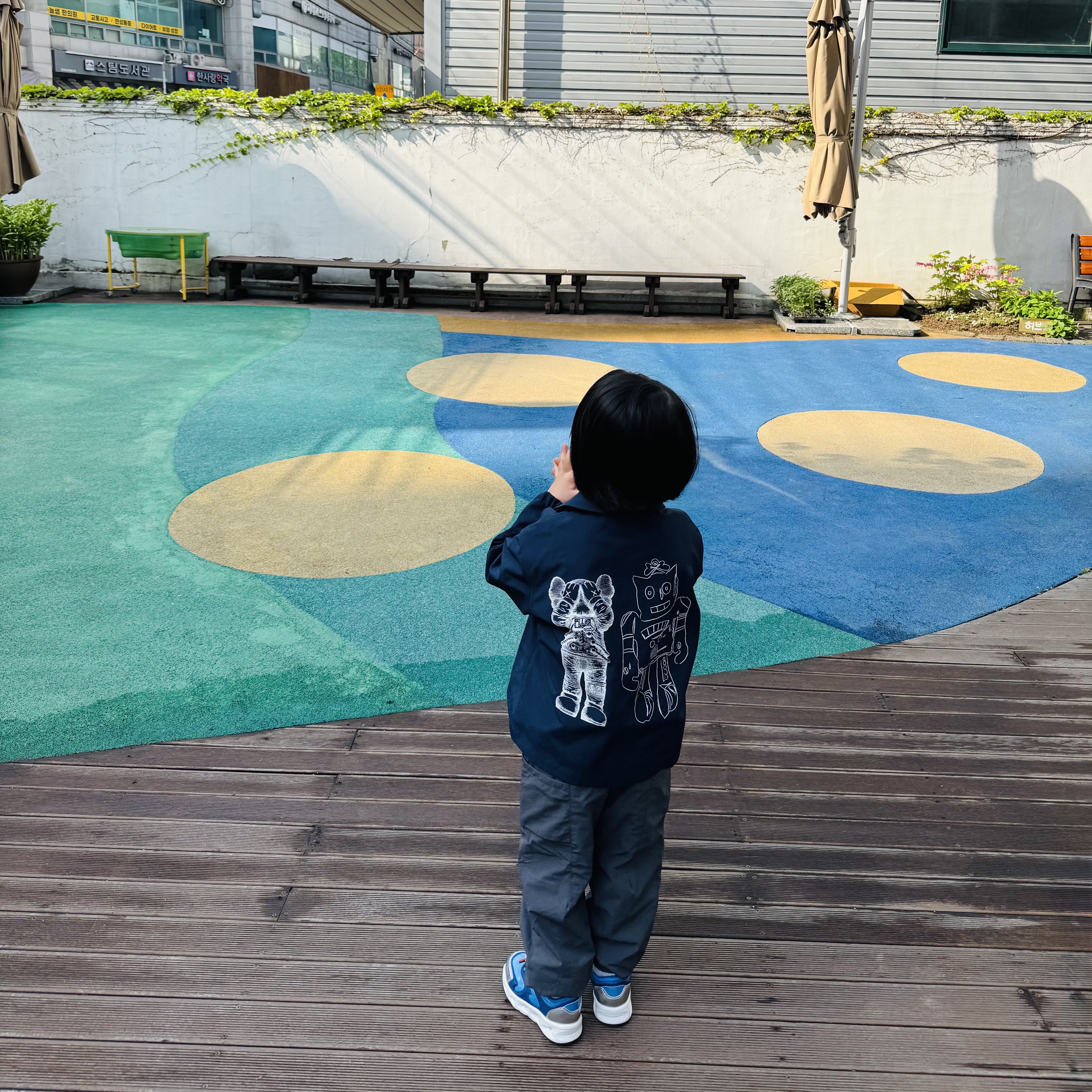 (Kids) Uniqlo UT x Kaws x Warhol Coach Jacket Navy 착용 스타일 - 3
