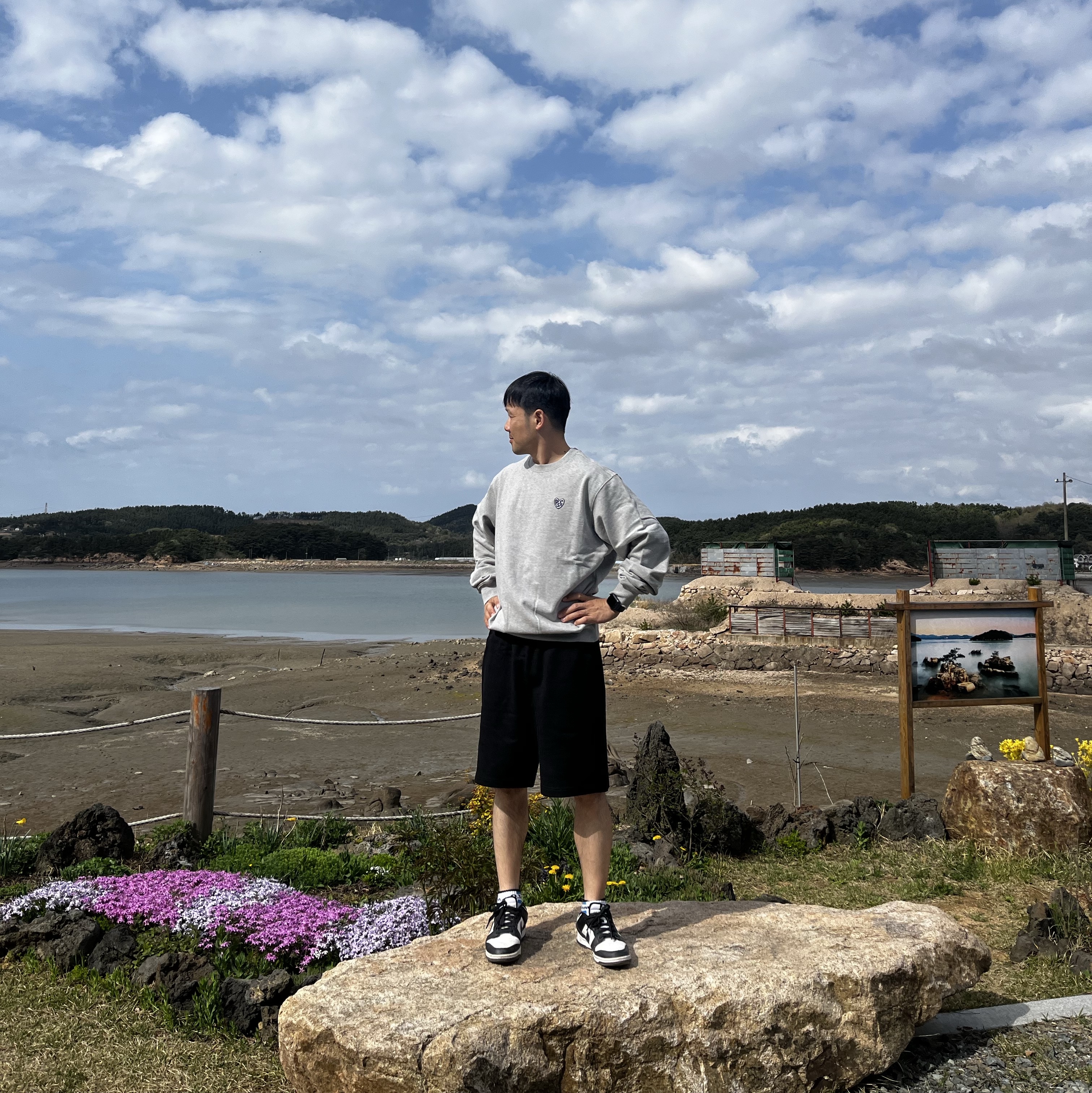 Over The Pitch PSG EMBLEM SWEAT SHORTS BLACK 착용 스타일
