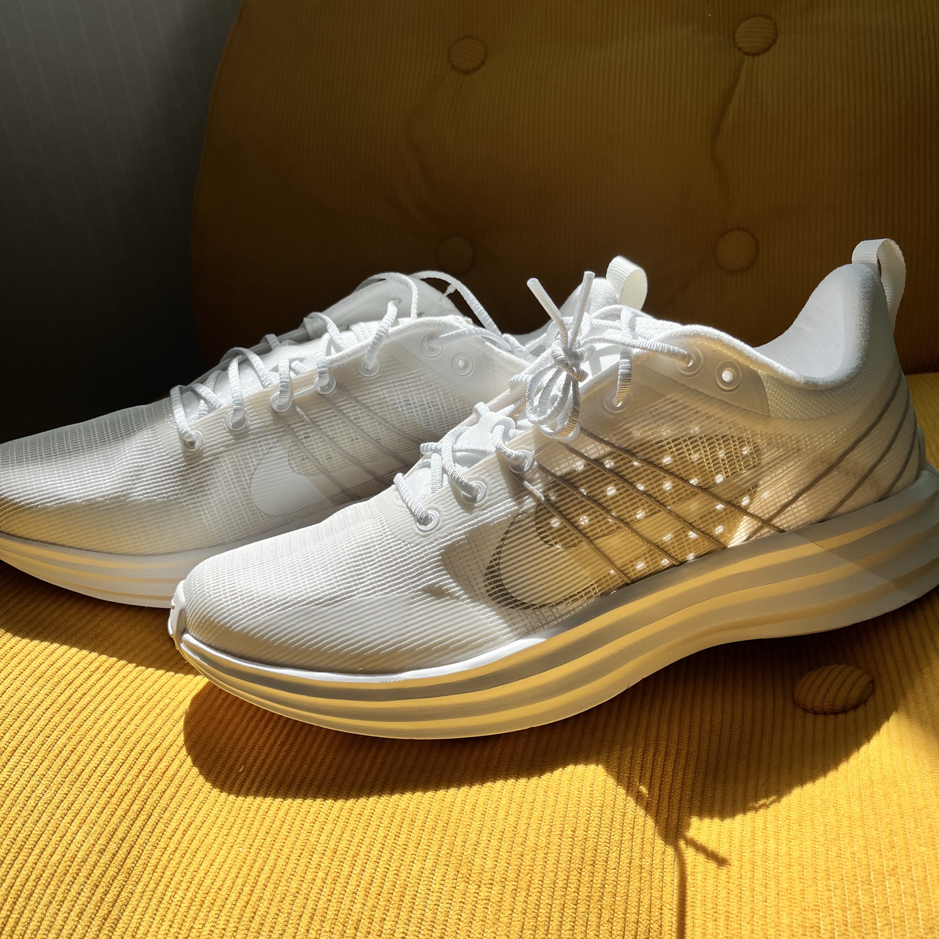 Nike Lunar Roam Phantom and Light Bone 착용 스타일