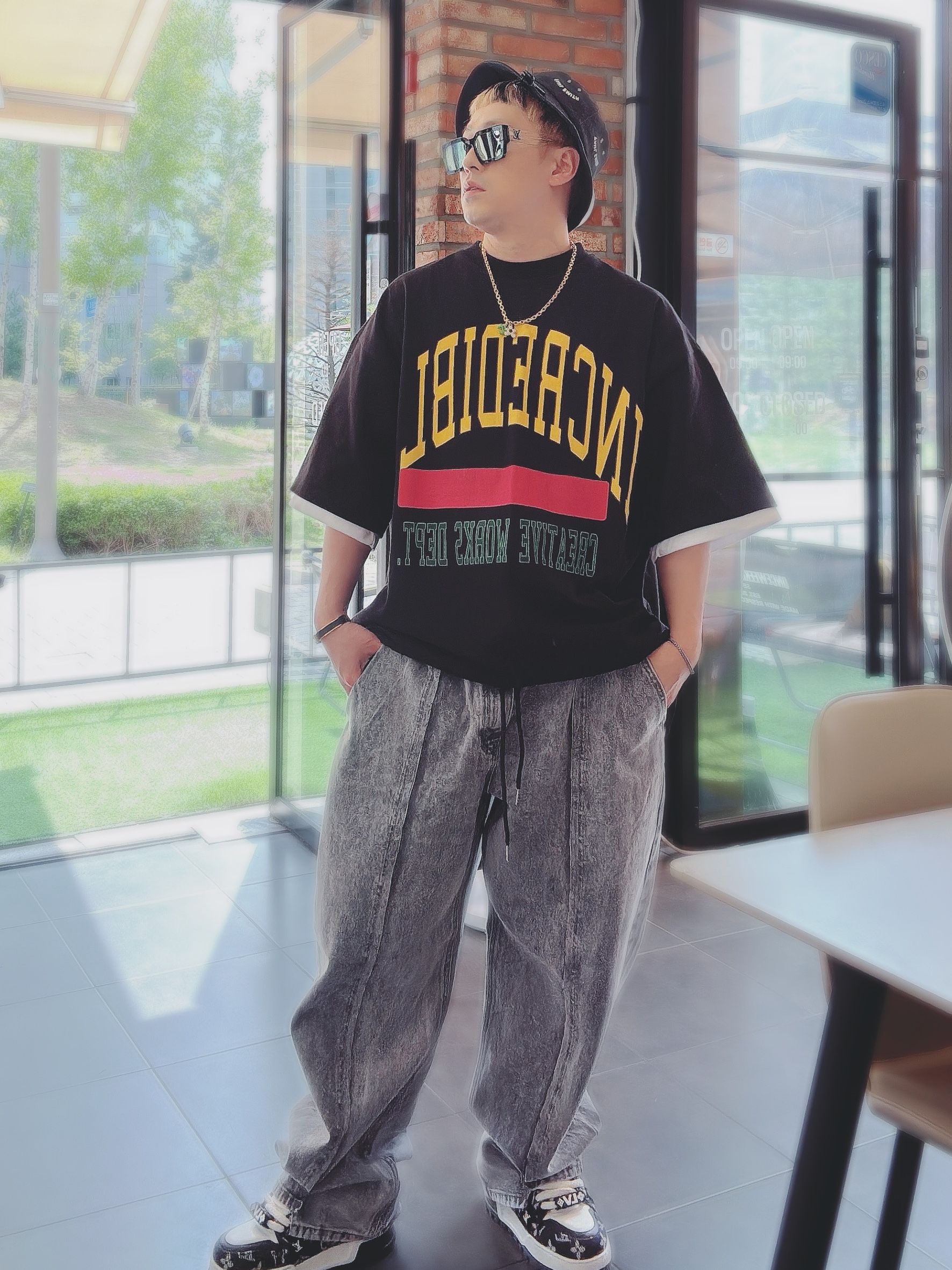 Louis Vuitton LV Trainer Maxi Sneakers Black, Louis Vuitton LV Blooming Pendant Gold 착용 스타일 - 3