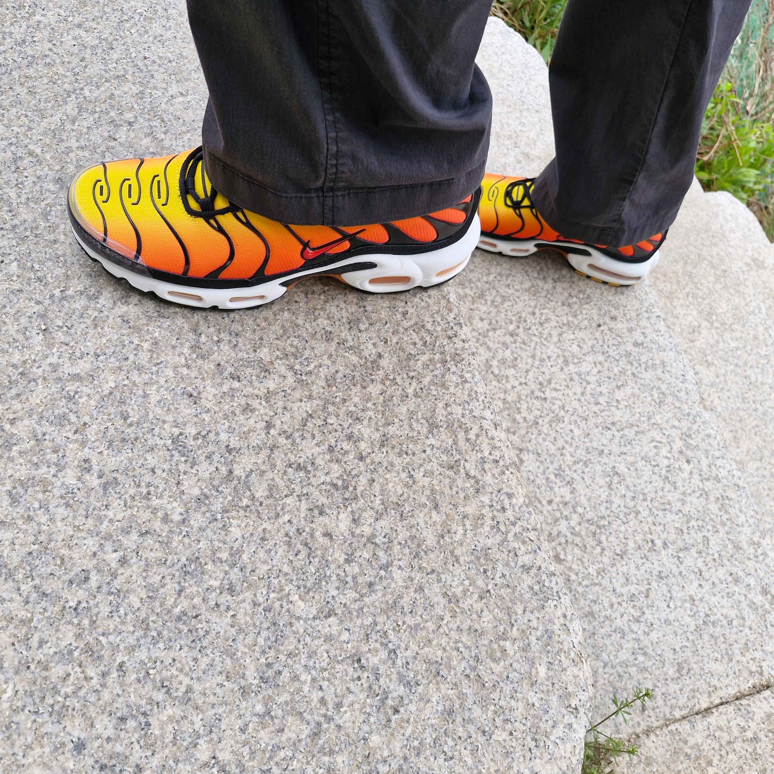 Nike Air Max Plus Bright Ceramic and Tour Yellow 착용 스타일 - 2